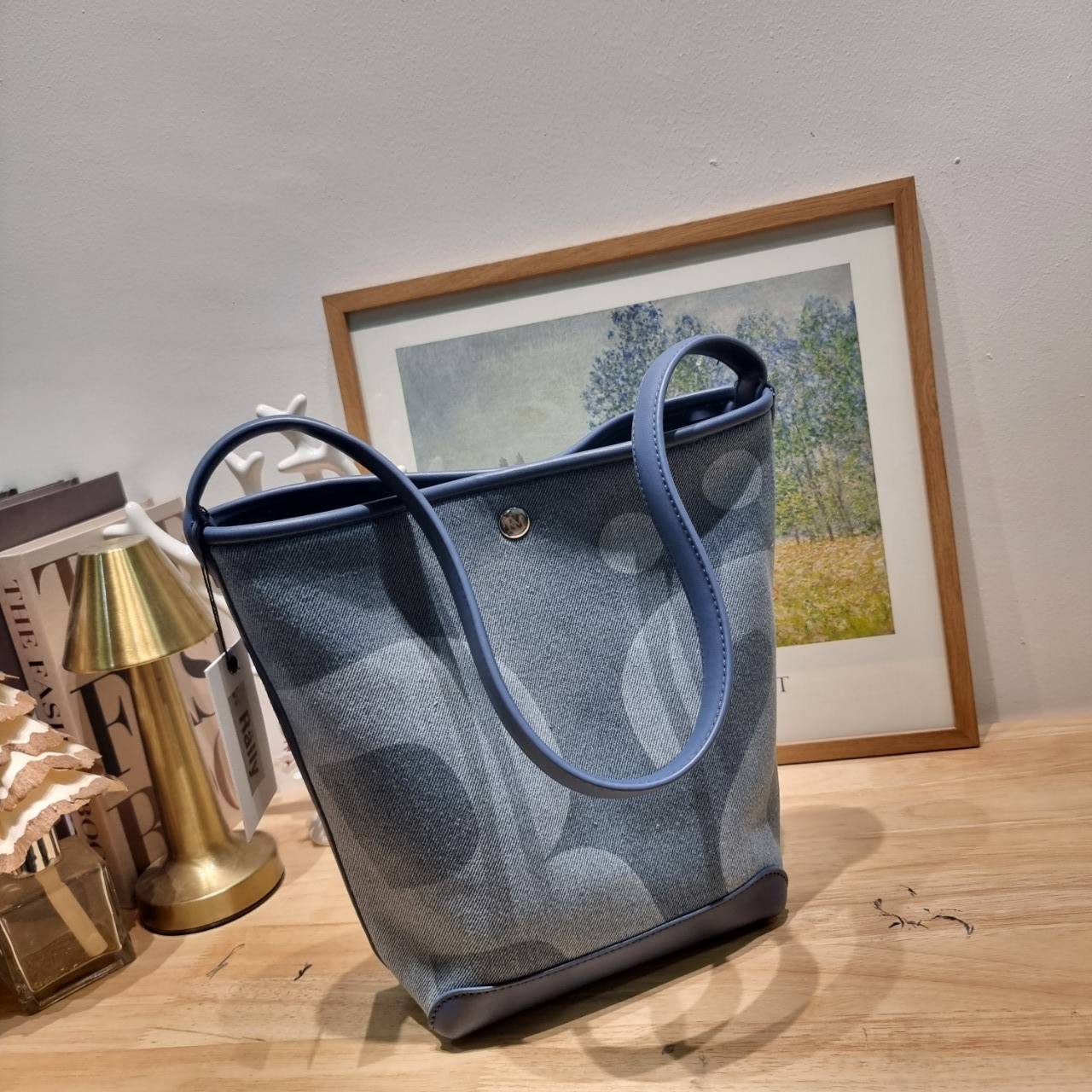 Rally movement the bag denim เป็นไอเท็มที่ฮอตสุดๆแห่งปีจริงๆ กับกระเป๋าทรงบัคเก็ต ที่ดีไซน์ออกมาคลาสสิคและใช้งานง่ายจริงๆ