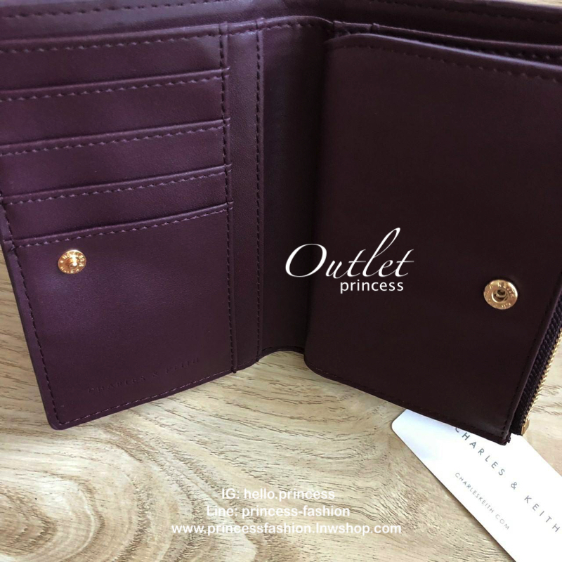 Charles & Keith Classic Snap-Button Wallet กระเป๋าสตางค์ใบสั้นพับ 2 ตอน ด้านหน้ามีโลโก้แบรนด์ เปิด - ปิดด้วยกระดุม ภายในมีช่องใส่ธนบัตร ช่องใส่บัตร และช่องซิปใส่เหรียญ