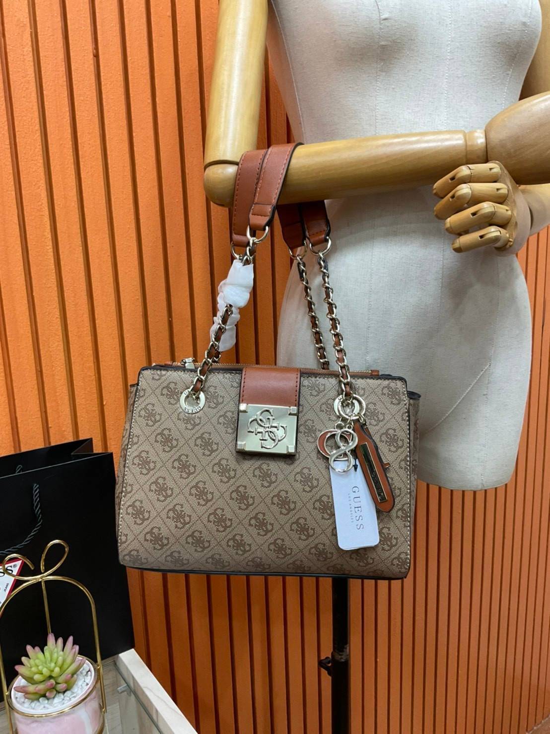 กระเป๋าสะพายไหล่ Guess Logo City Small Society Satchel กระเป๋าสะพายไหล่ ขนาดกำลังดี วัสดุ pu สวยอยู่ทรง มาพร้อมพวงกุญแจน่ารักๆ ถอดออกได้ ด้านหน้าประดับโลโก้แบรนด์ เปิดปิดด้วยซิป มี 2 ช่องหลักใช้งาน ภายในช่องซิปหน้าแยกเป็นสัดส่วนการใช้งาน ซิปช่อง 2 โล่งกว้