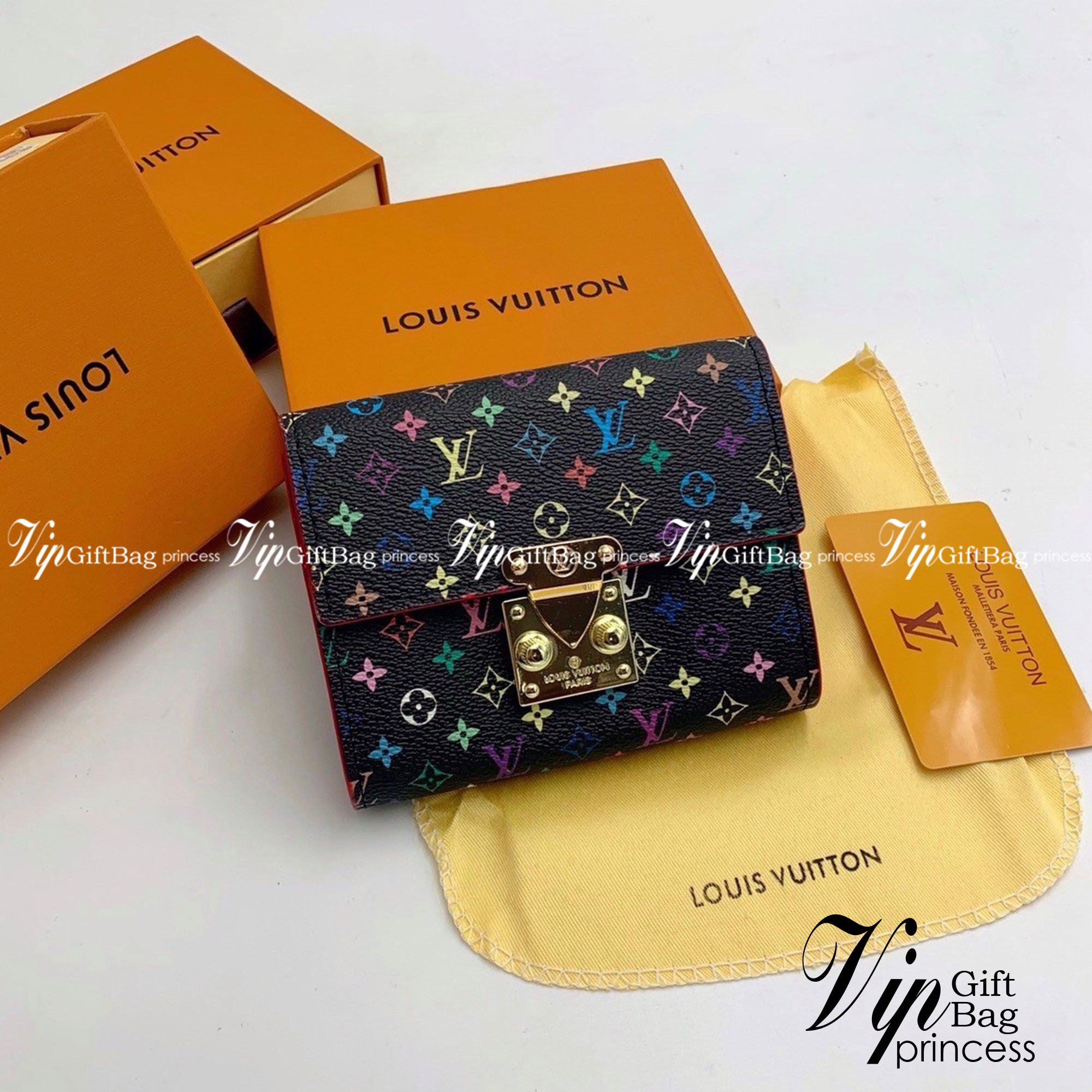 LV Short Wallet กระเป๋าสตางค์ทรงสั้น LV wallet เปิดหน้าอะไหล่ทอง งานสวยหนังดี น่าใช้ งานปั้มแบรนด์ทุกจุด งานจริงสวยเหมือนในรูปค่ะ ได้เวลาเปลี่ยนกระเป๋าสตางค์รับทรัพย์กันแล้ว!! LV wallet กระเป๋าสตางค์รุ่นไอเท็มหายาก ที่สาวๆต้องว้าว!! ใบสั้นขนาดกำลังเหมาะมื