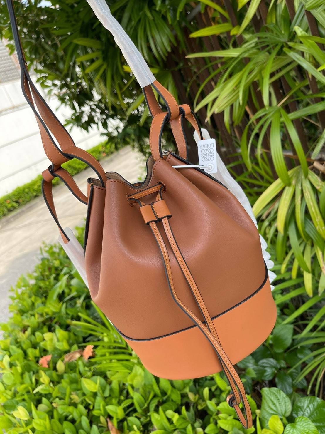 LOEWE BALLOON SMALL LEATHER BUCKET BAG แบรนด์โด่งดังจากประเทศสเปน รูปทรงคลาสสิก ตามชื่อรุ่น Balloon Bag เป็นกระเป๋าทรงบอลลูนแบบ Drawstring หรือแบบหูรูด น้ำหนักเบา เอาใจสาวก Loewe กันโดยเฉพาะรูปลักษณ์ที่เก๋ไก๋สวยงามแล้ว คุณสมบัติการใช้งานก็จัดเต็มไม่แพ้กัน