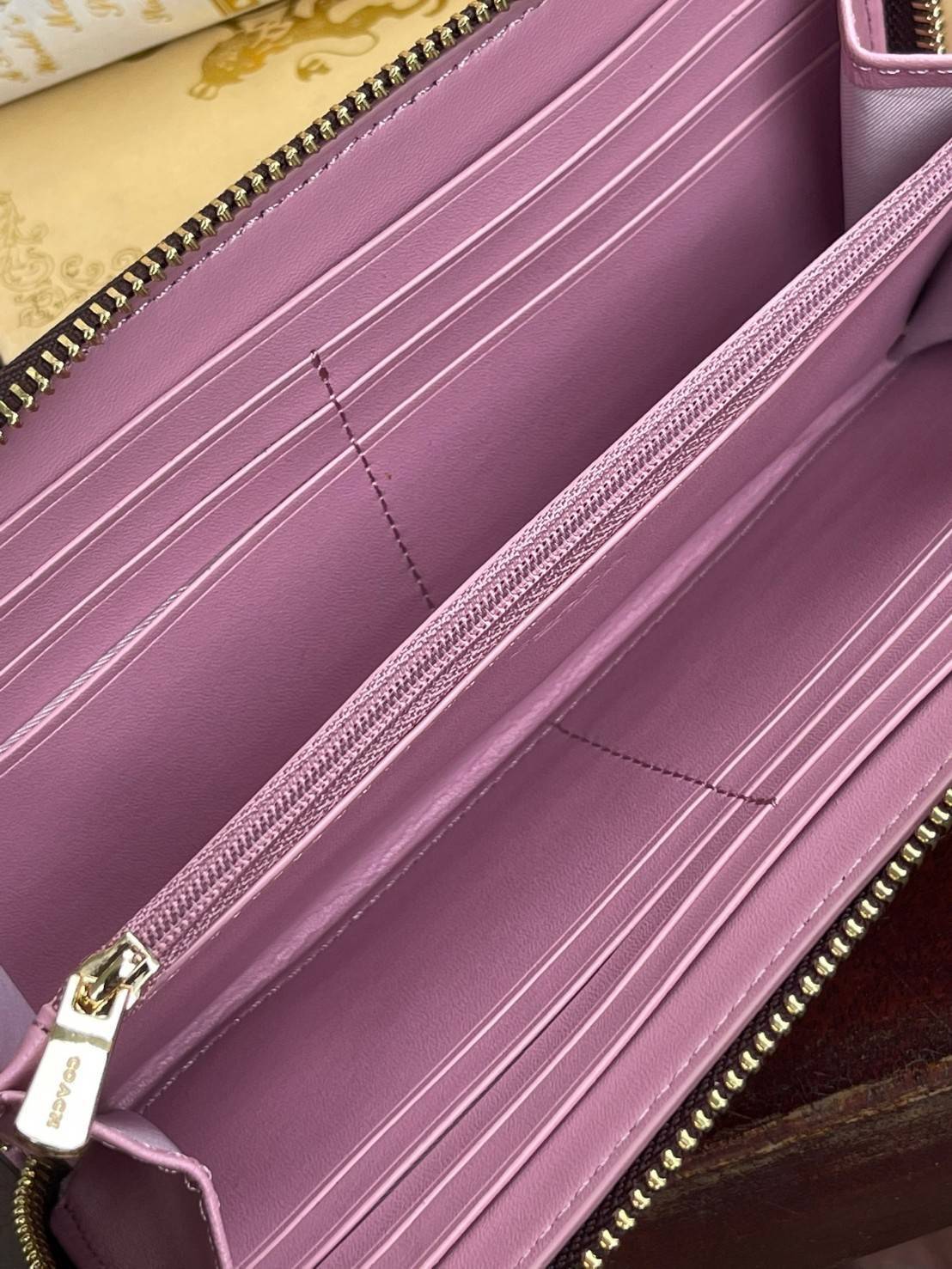 COACH ACCORDION ZIP WALLET IN SIGNATURE CANVAS กระเป๋าสตางค์ใบยาวนี้ที่เหมาะกับการใช้งานทุกรูปแบบ นอกจากเพิ่มความมั่นใจแล้ว ยังทำให้ชีวิตของเราง่ายขึ้นอีกด้วย โดยการเปิดปิดแบบซิปรอบ สามารถใส่ธนบัตร เหรียญ บัตรต่างๆได้หลายใบเลยทีเดียว ขนาดของกระเป๋าสามารถถ