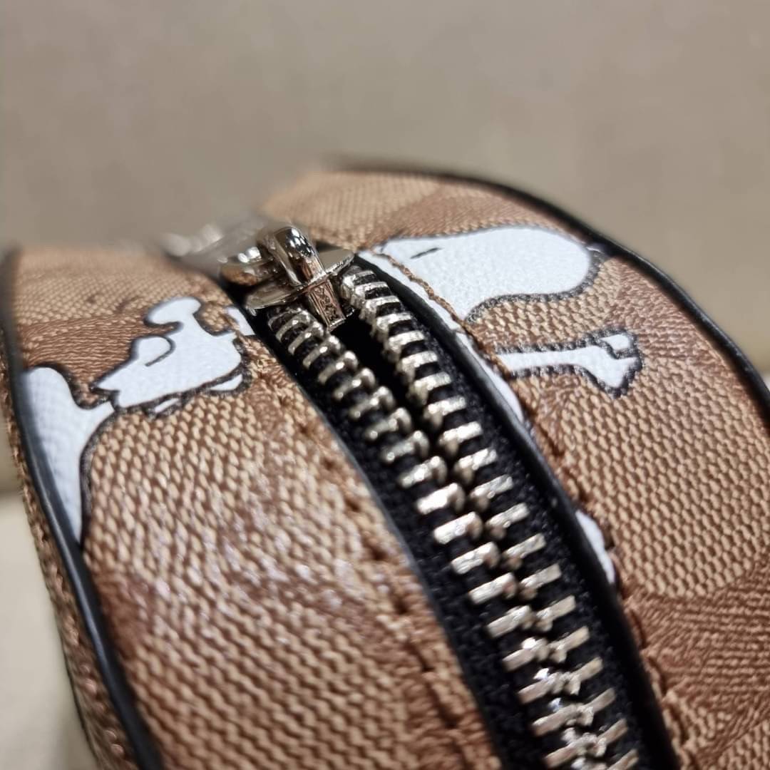 COACH C4590 COACH x PEANUTS MINI SERENA CROSSBODY IN SIGNATURE CANVAS WITH SNOOPY PRINT มาจ้าแม่ มาหนักๆอีกแล้ว กับคอลเลคชั่นที่ขายดี ขายหมด ไม่เคยพอจะขาย!! มินิเซเรนาคอลแลบกับสนูปพีแบบลงตัวที่สุด วัสดุหนังแคนวาสเคลือบลาย เปิด-ปิดด้วยซิป สะดวกใช้ ภายในเป็