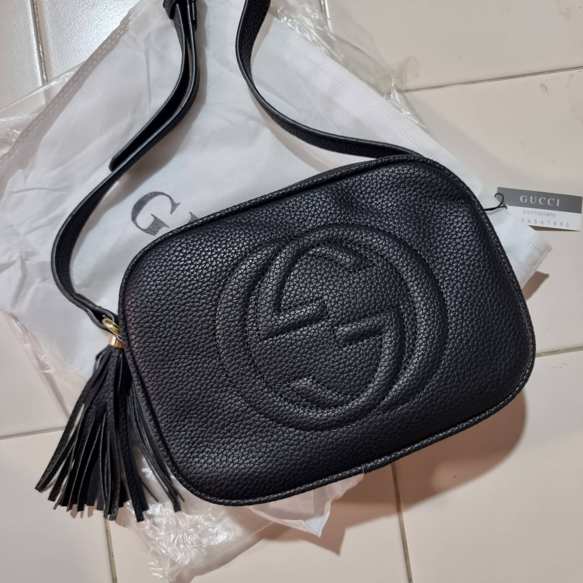 GUCCI Soho Disco Bag in Black Leather Hot item!! รุ่นหายาก ยอดฮิต GC soho crossbody bag กระเป๋าสะพายข้าง พรีเมี่ยมกิ๊ฟจาก dutyfree ที่สาวๆตามหา ด้วยดีไซน์และรูปทรงคลาสสิค ทำให้ใช้งานง่าย ตอบโจทย์ทุกลุค วัสดุหนัง pepble มีเอกลักษณ์ที่พู่หนัง สีเข้ากันกับตั