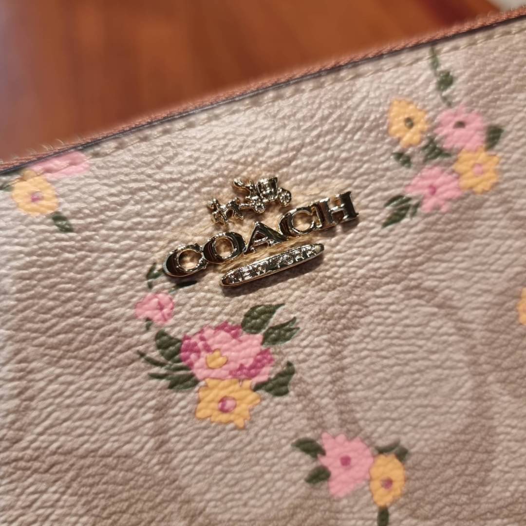COACH ACCORDION ZIP WALLET IN SIGNATURE CANVAS WITH DAISY BUNDLE / MEADOW PRAIRIE / SPACED WILDFLOWER / DAISY BUNDLE PRINT C0033/F31778/69832 กระเป๋าสตางค์ใบยาว ลวดลายน่ารักน่าใช้มากๆ พื้นเป็นลายซีเอกลักษณ์ วัสดุหนังแคนวาสเคลือบลาย เปิด-ปิดด้วยซิปรอบ ใส่ม