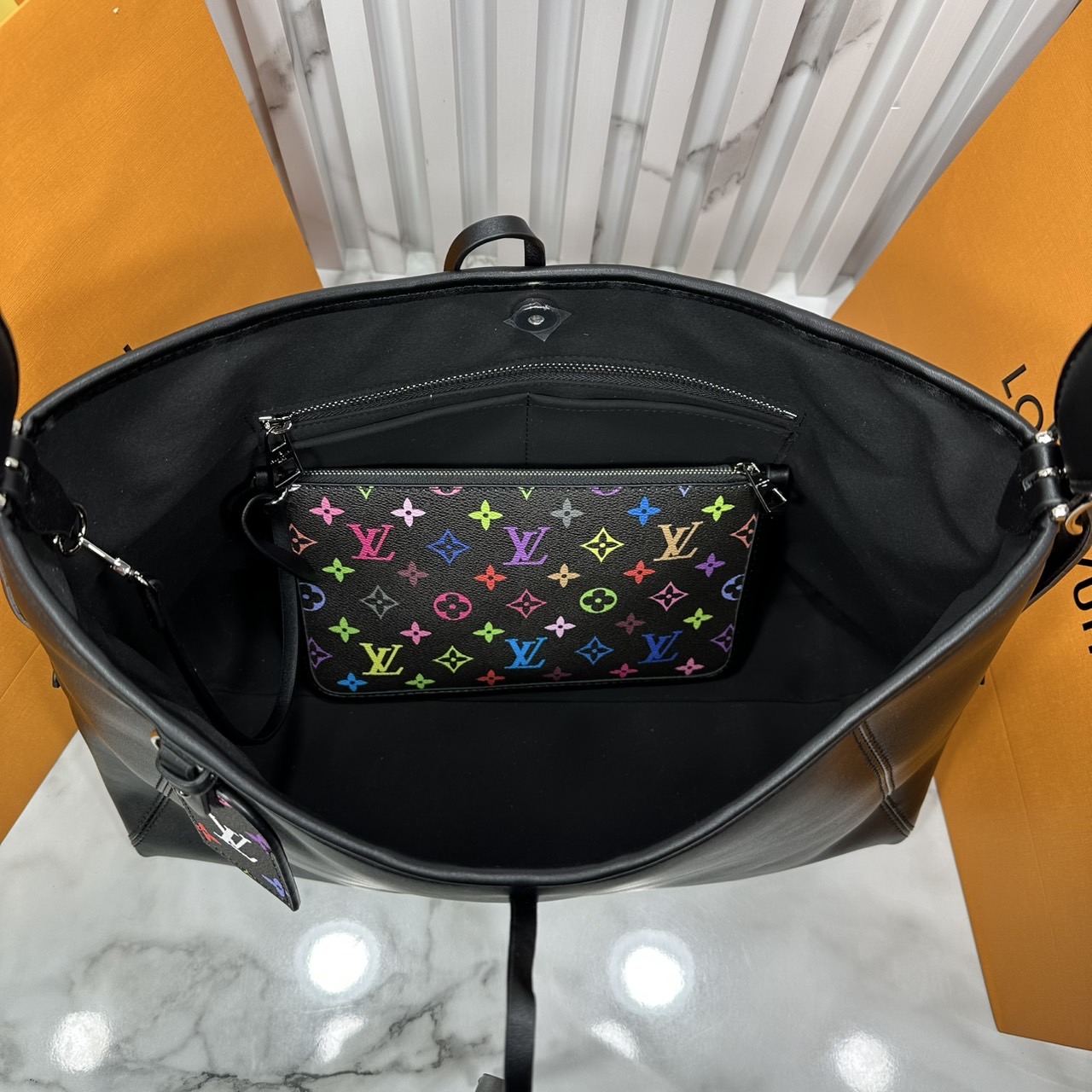 ORI | LV x TM CarryAll Vibe Bag Murakami ใหม่ล่าสุด กระเป๋าสะพายทรงสวย ดีไซน์เรียบง่ายคลาสสิค หรู ดูผู้ดี มาพร้อมใบลูกแต่งแต้มดีเทลเปี่ยมชีวิตชีวา