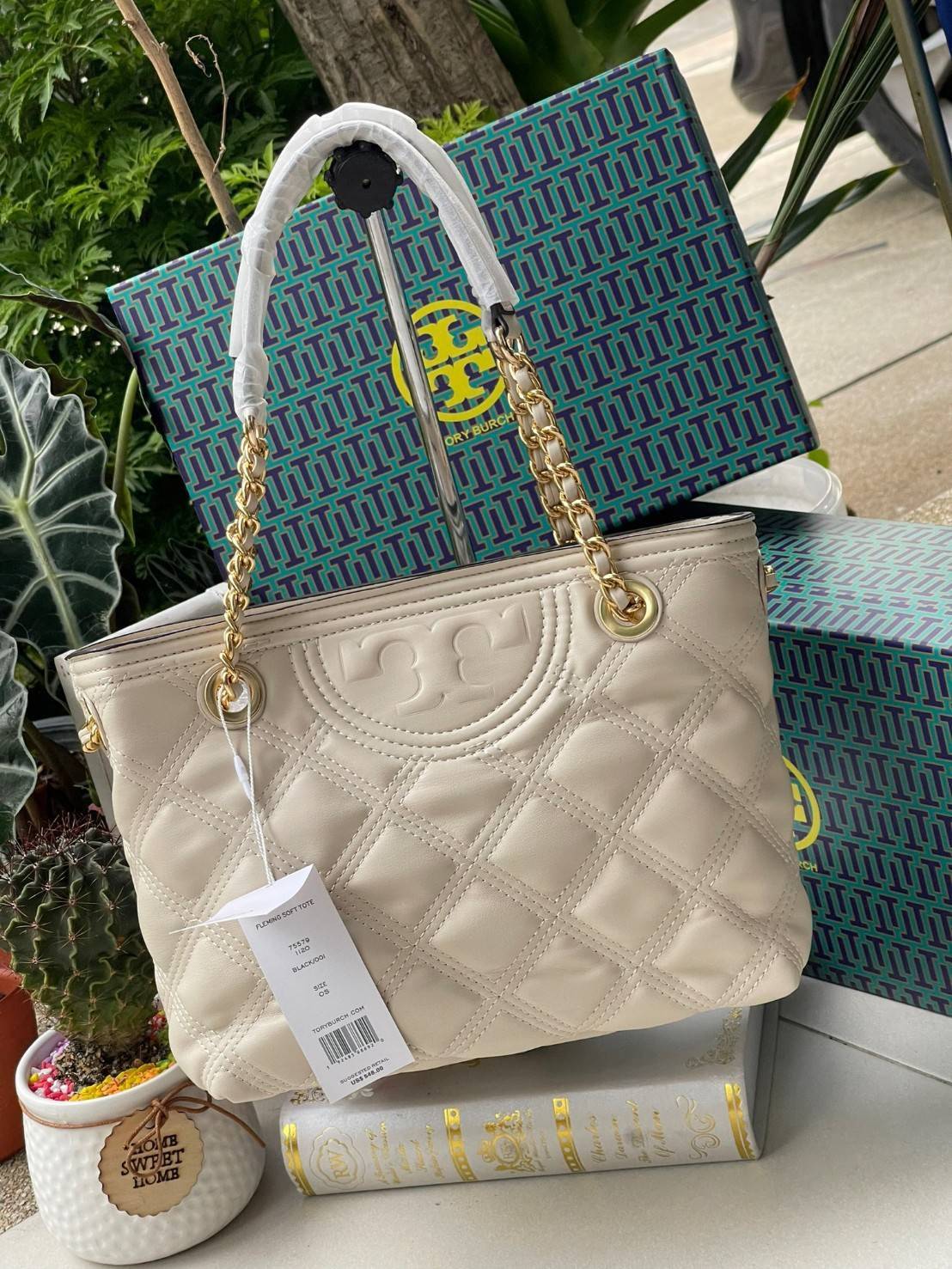 Tory Burch Fleming Soft Small Tote Bag เป็นกระเป๋าสะพายไหล่น่ารัก ๆ สักใบที่มีดีไซน์โดดเด่น สะดุดตา ใน Collection เรียกได้ว่าขายดีอันดับต้น ๆ ของแบรนด์ ใช้ได้ในลุคช์ทางการและกึ่งทางการ ดีเทลการตัดเย็บพิมพ์ลายนูนคู่กับแพทเทิร์นสี่เหลี่ยมทรงเพชร ที่ช่วยเพิ่