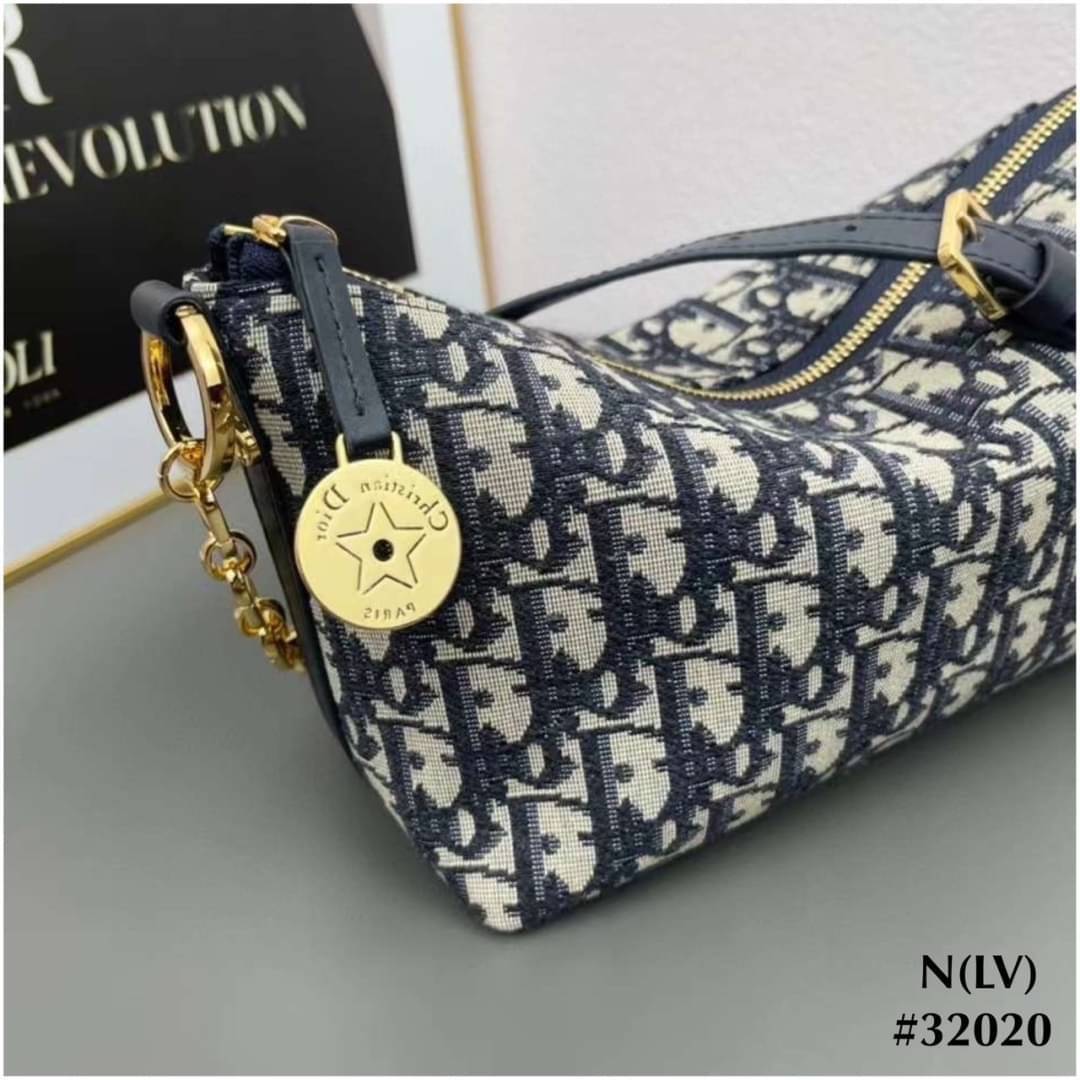 Diorstar hobo bag with chain strap กระเป๋าทรงโฮโบรุ่นใหม่ดีไซส์ทันสมัย พร้อมสายสะพายโซ่สลับหนัง ประดับเหรียญปั้มแบรนด์ รูปทรงใช้งานง่าย ได้ทั้งงานกลางวันและกลางคืน สวยหรู ดูดี มีระดับ