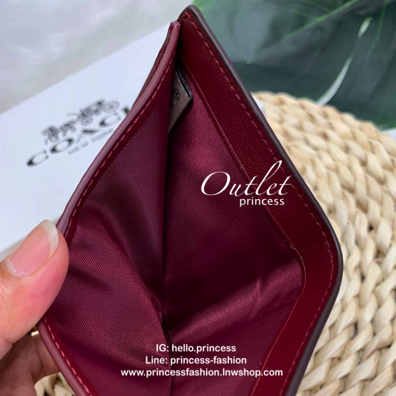 COACH SHOT WALLET BAG กระเป๋าสตางค์ใบสั้น วัสดุหนังแกะสวย ลายน่ารัก ขนาดกำลังดี เปิดปิดกระเป๋าแบบกระดุม ข้างในมีช่องใส่ธนบัตรตามยาวได้ ช่องใส่บัตรต่างๆได้ถึง 9 ใบ พร้อมช่องซิปด้านหลังใส่เหรียญหนึ่งช่องค่ะ เป็นอีกรุ่นที่น่าใช้
