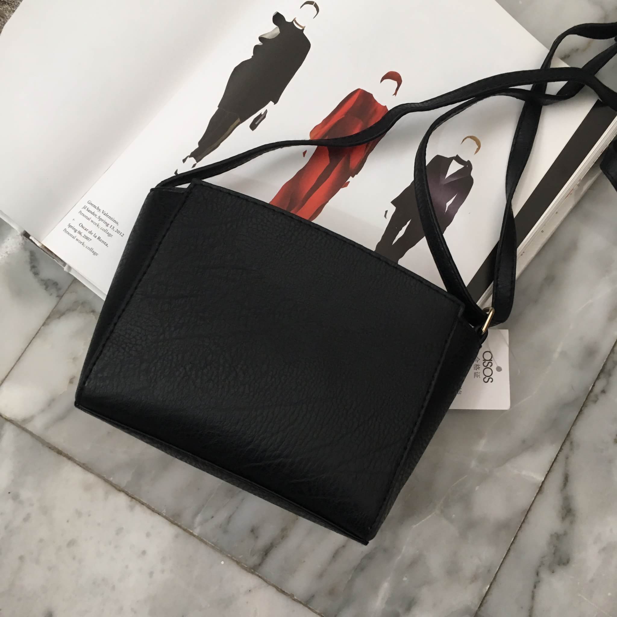 สินค้ามาใหม่ค่า😊 ทรงสุดฮิตจากแบรนด์ asos กระเป๋า ทรงสวย ตัวกระเป๋าลายหนังสวยมาก สีดำสุดหรู ดีไซน์เกร๋ #จุดเด่นที่ น้ำหนักเบา สามารถ สะพายไหล่ข้างลำตัว หรือ พาดลำตัวได้เลยคะ จุของคุ้ม มีใบเดียวจบ #น่ารักมากใบนี้