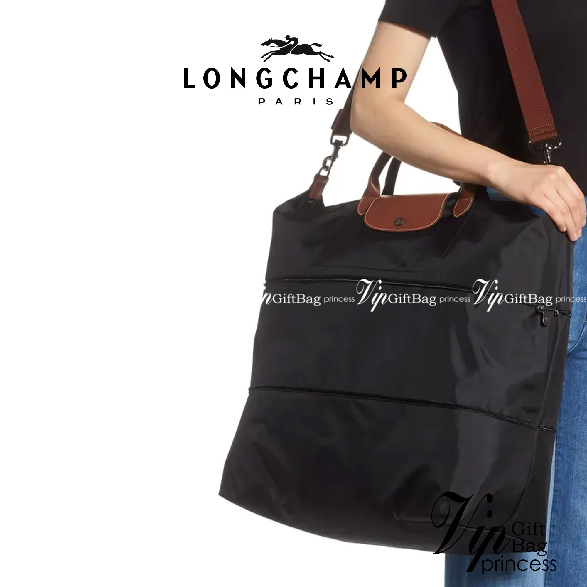 LONGCHAMP LE PLIAGE CLUB TRAVEL BAG กระเป๋าขนาดใหญ่สำหรับการเดินทาง เราเรียกที่นี้ว่า travelling bag รุ่นคลาสสิค มาพร้อมสายสะพายยาวที่ปรับและถอดออกได้ ความพิเศษของรุ่นนี้ที่ครองใจนักเดินทางทั่วโลก คือซิปรอบตรงกลางตัวกระเป๋า สามารถเปิดซิปเพื่อขยายขนาดและพั