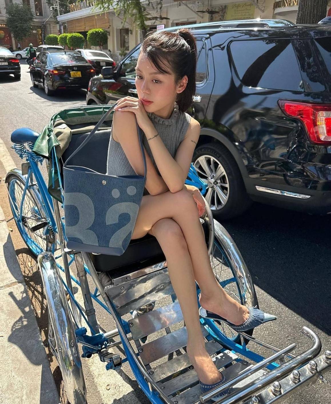 Rally movement the bag denim เป็นไอเท็มที่ฮอตสุดๆแห่งปีจริงๆ กับกระเป๋าทรงบัคเก็ต ที่ดีไซน์ออกมาคลาสสิคและใช้งานง่ายจริงๆ