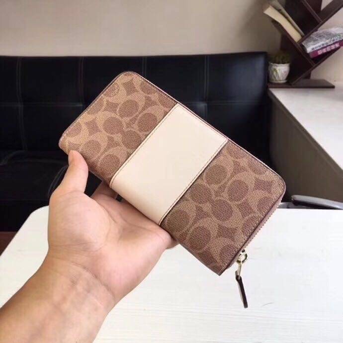 COACH Accordion Zip Wallet in Signature Coated Canvas with Leather กระเป๋าสตางค์ใบยาว เปิด-ปิดกระเป๋าด้วยซิปรอบ ด้านในมีช่องใส่บัตร ช่องใส่ธนบัตร และช่องซิปใส่เหรียญค่ะ