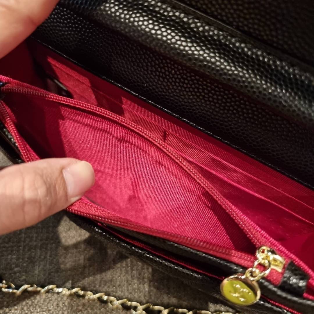 VIP 🥂 CHANEL WOC ฮอตกว่ารุ่นนี้คงไม่มีแล้ว!! เป็นรุ่นที่ถูกถามหาเยอะสุด!! ขายดีสุด!! และหมดไวมากๆ กระเป๋าสะพายข้างหนังลายคาร์เวีย มาพร้อมโซ่สะพายในตัว (ถอดออกไม่ได้) อะไหล่ทอง ดูผู้ดี้ ผู้ดี!! เปิด-ปิดกระเป๋าด้วยกระดุมแม่เหล็ก ภายในกระเป๋าเป็นช่อง