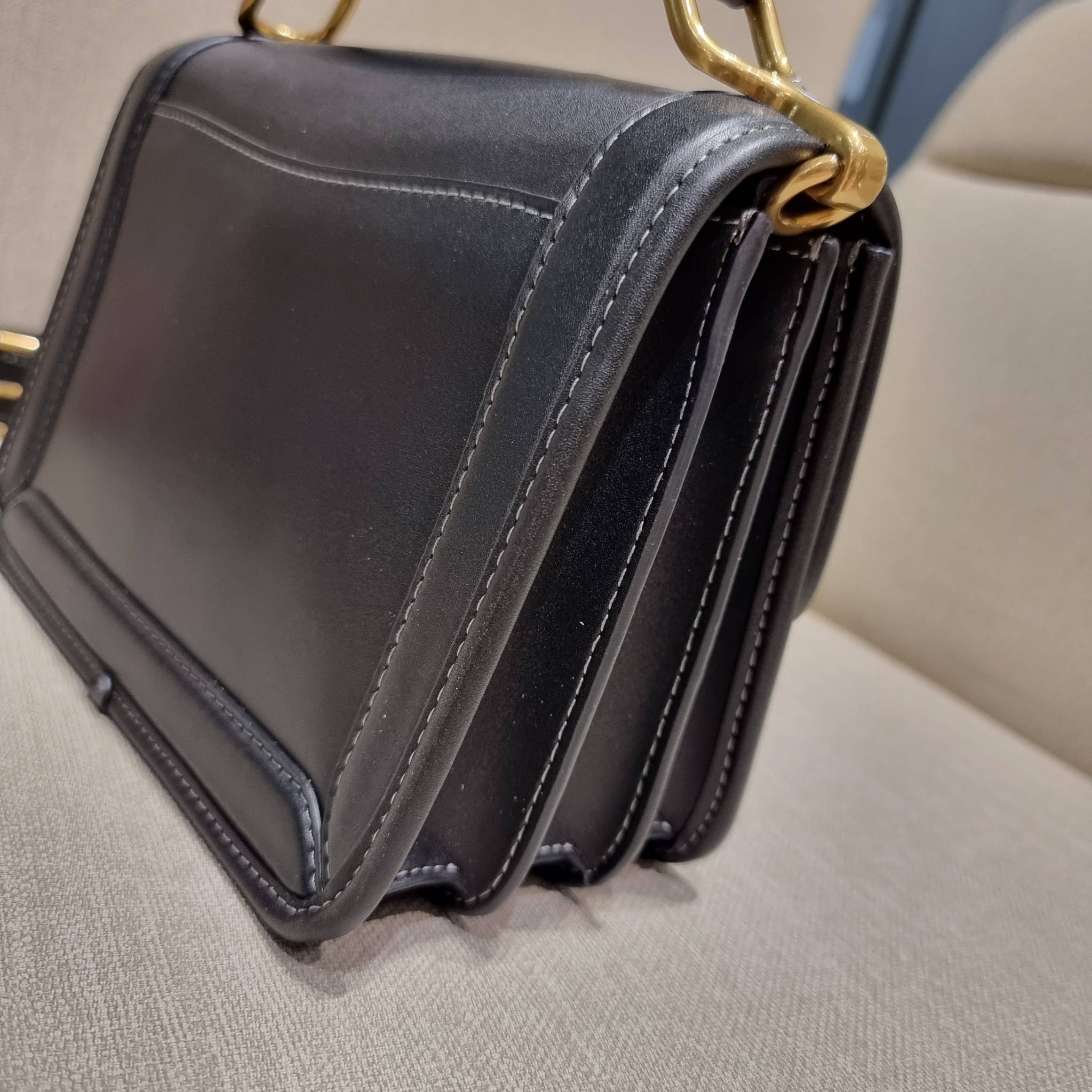 COACH C8449 HERO SHOULDER BAG / COACH C8450 HERO SHOULDER BAG IN SIGNATURE CANVAS ดีไซน์ใหม่ล่าสุด ที่มาพร้อมความหรูยกระดับ กระเป๋าถือ/สะพายข้าง ออกแบบทรงสวย คลาสสิค ขนาดกำลังพอดี ไม่ว่าจะถือ หรือสะพายสายครอส ก็ดูดีแบบไม่ต้องแต่งเติม วัสดุหนังแท้เต็มใบ ฝา