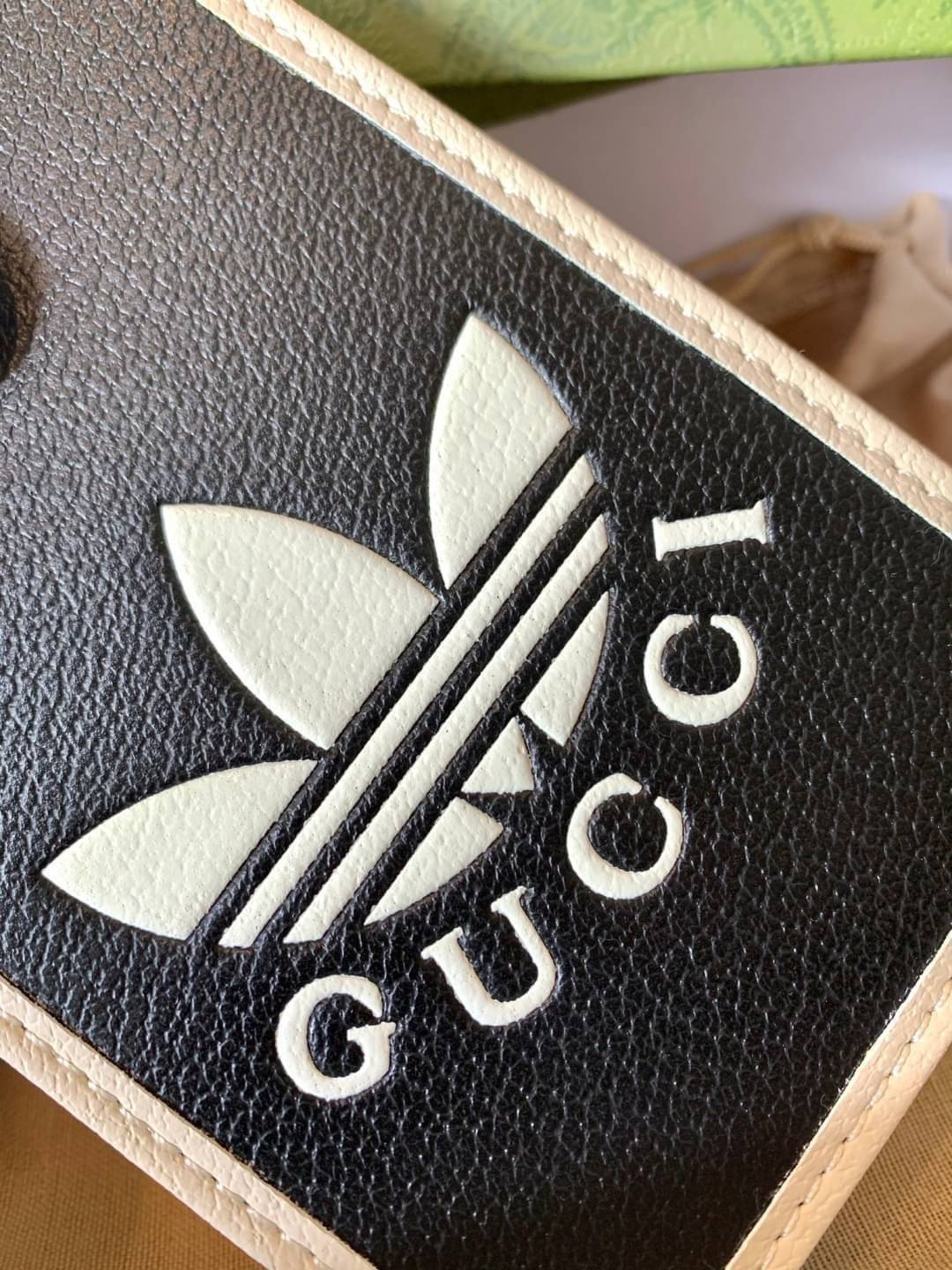 adidas x Gucci phone case ไม่มีได้ยังไง หนุ่มๆสาวๆต้องมีติดตัวค่ะ กระเป๋าใส่มือถือ มีโลโก้แบรนด์แบบนูนอันเป็นสัญลักษณ์ของคอลเลคชั่นนี้เลยค่ะ