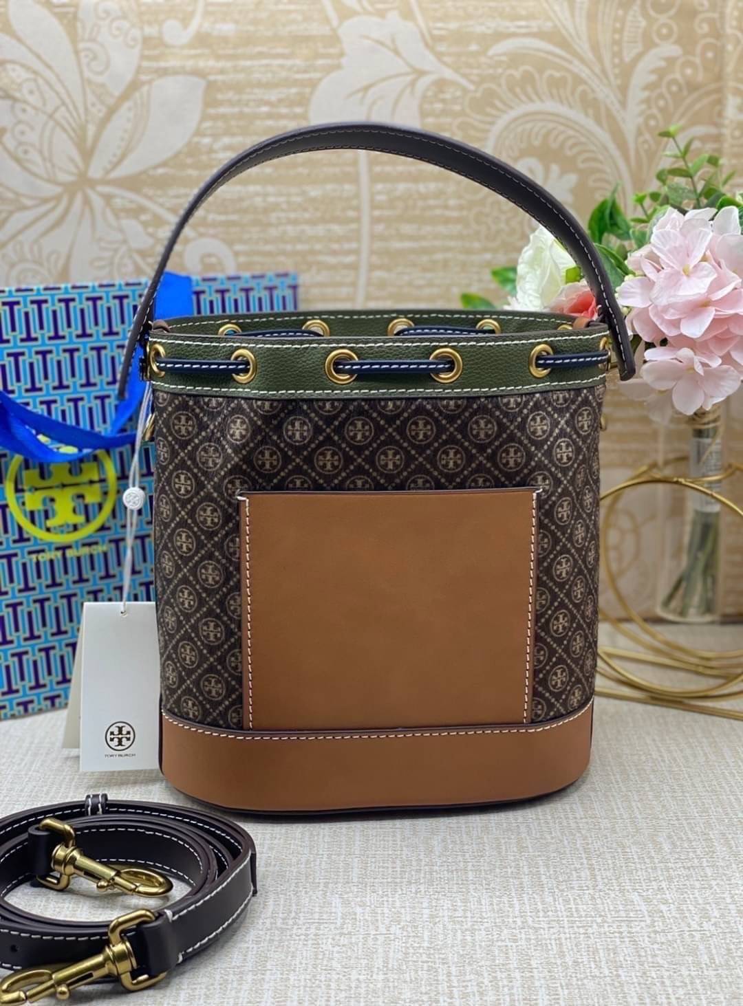 TORY BURCH T Monogram Calf Hair Bucket Bag MEDIUM ไอเท็มใหม่ที่ใครๆก็รอ กระเป๋าบัคเก็ตทรงสวย ที่ยังคงให้ความโดดเด่นด้วยลวดลายเอกลักษณ์ เพิ่มเติมดีไซน์บล็อคสี ตัดกันได้อย่างลงตัว