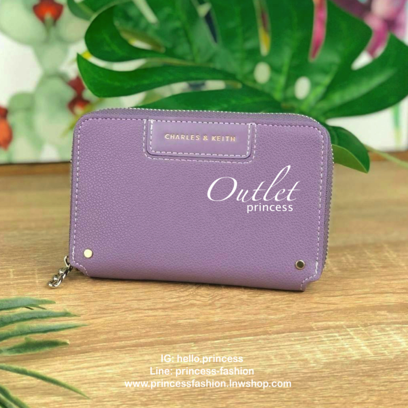 CHARLES & KEITH CHAIN ZIP WALLET กระเป๋าเงินซิปรอบใบกลาง หนังขึ้นลายสวยงาม ด้านหน้าปั๊มโลโก้แบรนด์ มีจุดเด่นที่ซิปเป็นห่วงโซ่เล็กๆน่ารัก ด้านในมีช่องซิปใส่เหรียญ ช่องบัตร 4 ใบและช่องใส่ธนบัตรตามยาว ใส่แบงค์พันได้ตามยาวเลยค่า ไว้ใช้กับกระเป๋าใบเล็กเหมาะมาก