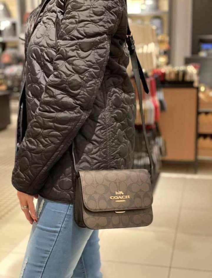 COACH BRYNN FLAP CROSSBODY IN SIGNATURE CANVAS (COACH C5633)🍁สวยหรู ทะลุ เกินเบอร์มาก//กระเป๋าสะพายข้าง หรือจะถือเป็นครัชก็เก๋แบบเลิศๆ>> มีสายยาวถอดได้ ปรับระดับได้ //วัสดุหนังแคนวาส ตกแต่งดีเทลหรูด้วยหนังแท้ และอะไหล่สีทอง งานสวย คมกริบ //เ