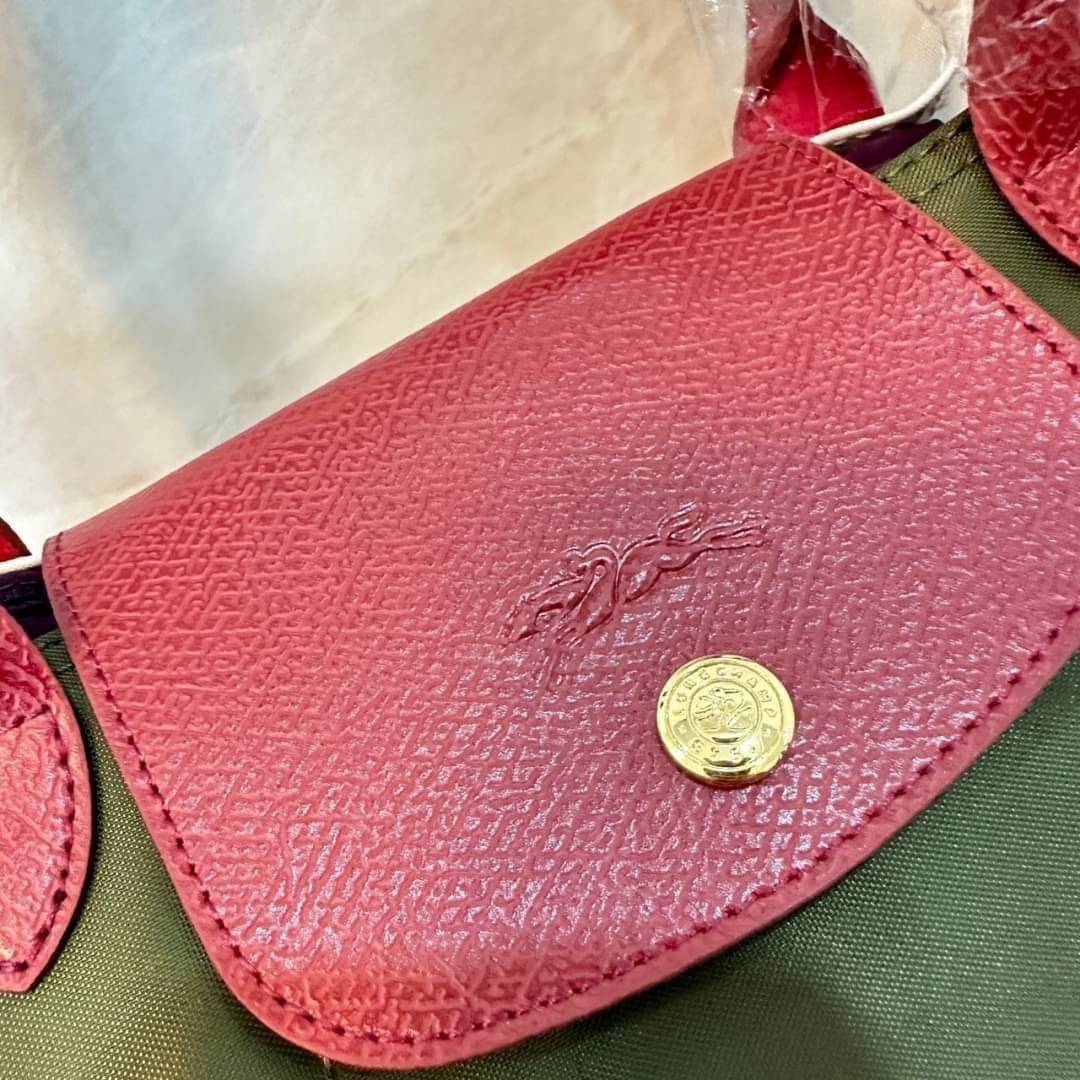 LONGCHAMP LE PLIAGE RE-PLAY TOP HANDLE BAG สินค้ารุ่นลิมิเต็ด collection สุดปัง ซื้อใบเดียวเหมือนได้2 ใบ กระเป๋าสะพายแนวตั้งที่กว้างขวาง มีเอกลักษณ์เฉพาะตัวแต่มีดีไซน์ที่น่าดึงดูด