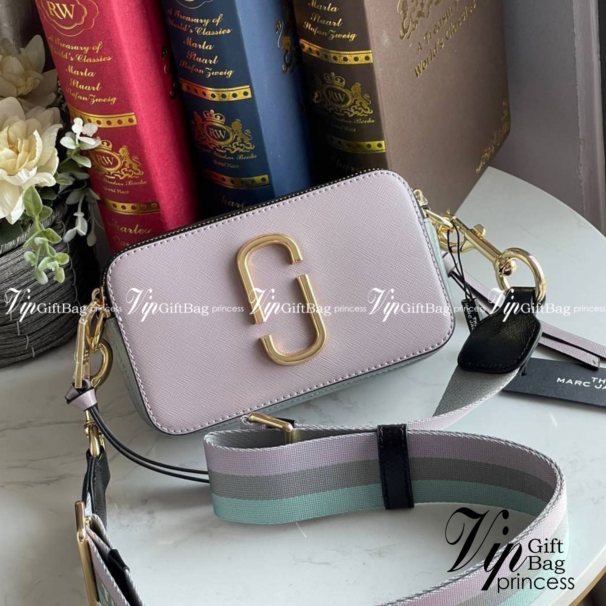 Marc Jacobs Snapshot Bag กระเป๋าแบรนด์ดังจากสัญชาติอเมริกัน นับได้ว่ารุ่นนี้เป็นรุ่นทรงฮิตเลยทีเดียว โดยด้านหน้ากระเป๋าจะเป็นโลโก้แบบโลหะที่เป็นสัญลักษณ์ของแบรนด์นี้ มาพร้อมสายสะพายที่จะสะพายยังไงก็ดูโดดเด่น เพราะขนาดใหญ่ที่สกรีนตัวอักษรโลโก้ ในรูปแบบต่าง