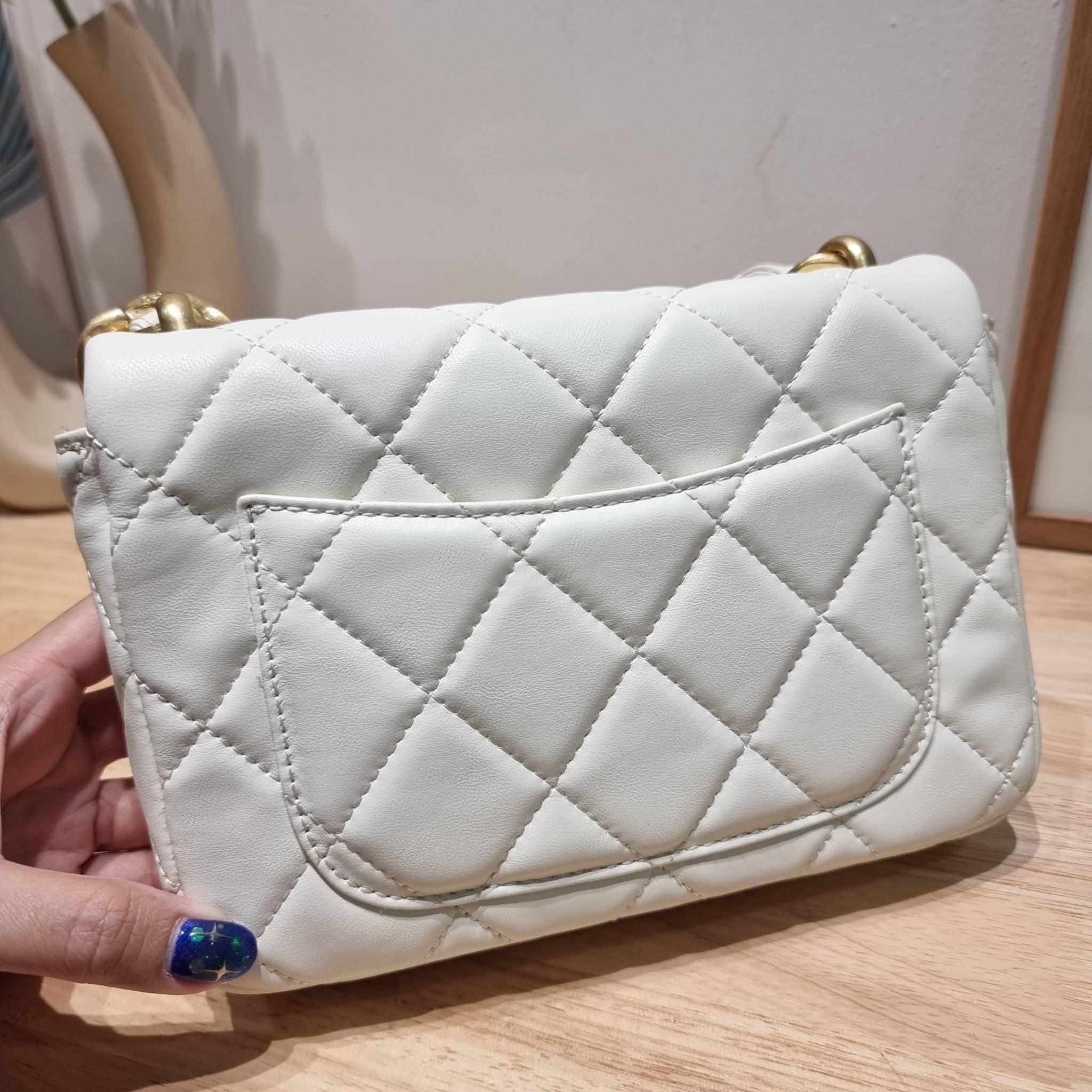 Chanel chunky chain bag สวยฟาดย้อนยุคความหรู ในราคาที่จับต้องได้ กับกระเป๋าสะพายไหล่ ไซส์กำลังสวย โดดเด่นด้วยสายสะพายโซ่สลับหนังเส้นใหญ่ ทนทาน ดูแพง