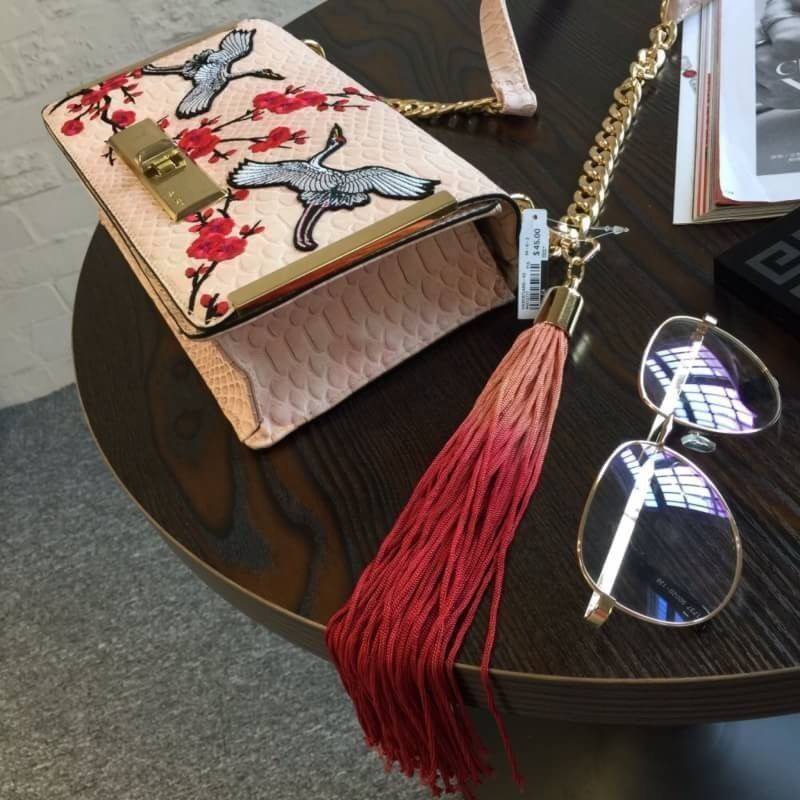 ALDO Bergantino Cross Body Handbag กระเป๋าถือหรือสะพายรุ่นใหม่ล่าสุดจาก ALDO แบรนด์ดังแคนนาดาดีไซน์สุดชิคน่ารักมุ้งมิ้งปักเลื่อมลายนกกระเรียนสวยสดใส พร้อมห้อยฟู่ฟรุ้งฟริ้ง เปิดปิดด้วยล๊อคบิดอะไหล่ทอง ภายในมีโลโก้ ช่องซิปและช่องใส่มือถือใส่กระเป๋าสตางค์ยาว