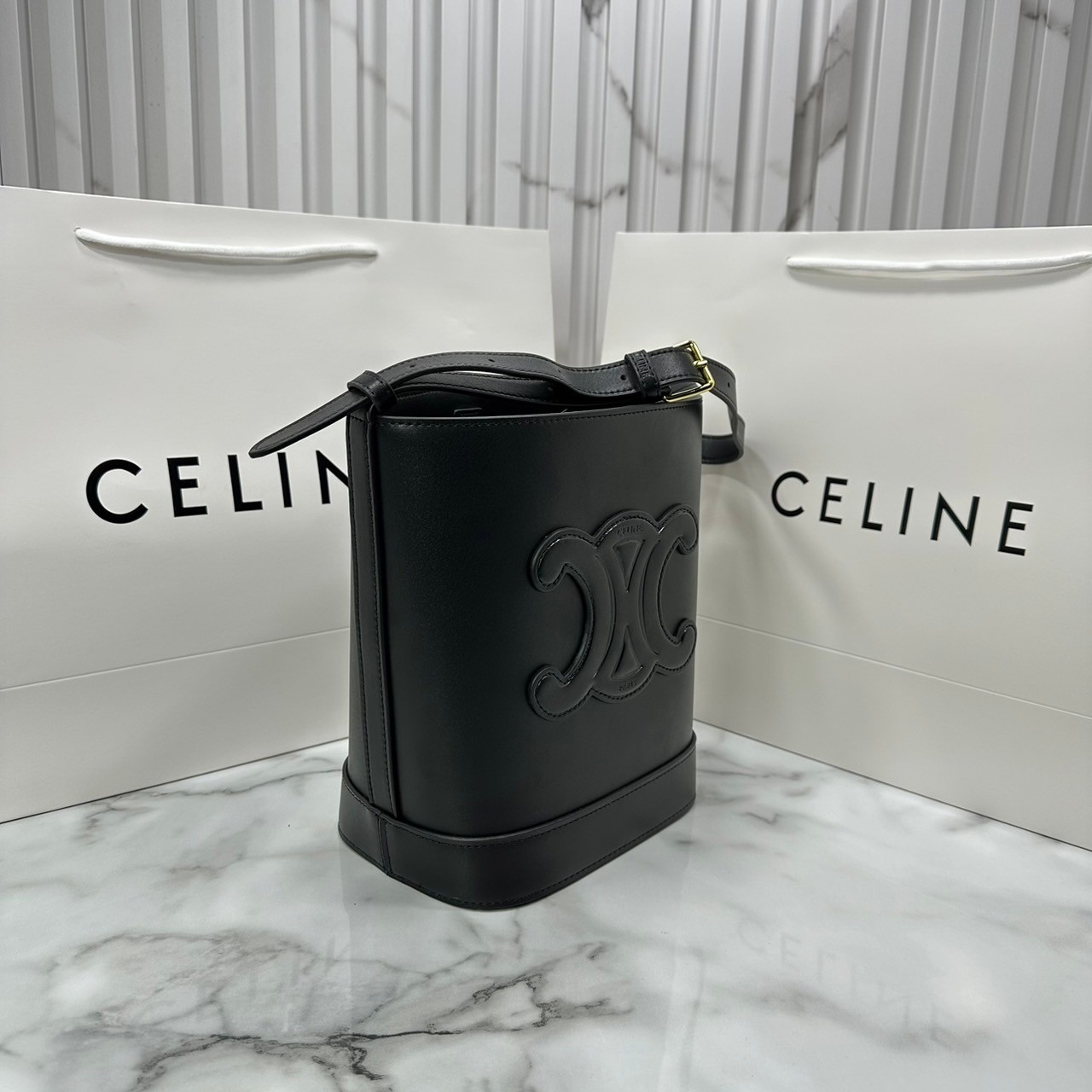 CELINE BUCKET CUIR TRIOMPHE bag in denim with full Triomphe กระเป๋าสะพายทรงบัคเก็ตเดนิม ปักลายแบรนด์สีขาวสวยโดดเด่น พิเศษพร้อมใบลูกสะดวกใช้งาน รุ่นฮิตข้ามปี งานสวยเรียบหรู ผู้ดีไปอีก