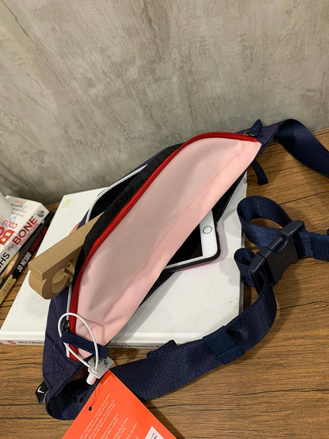 NIKE HERITAGE HIP BAG กระเป๋าทรงคาดเอวและคาดหน้าอกสไตล์สปอร์ตทูคัลเลอร์ เปิดปิดด้วยซิปคู่ ภายในใส่กระเป๋าสตางค์ยาวได้ มีช่องซิปเพิ่มด้านหลัง ด้านหน้าสกรีนโลโก้แบรนด์ สายคาดปรับความยาวได้ฟรีไซส์ น้ำหนักเบา จะสะพายคาดอกช้อปปิ้งหรือจะวิ่งออกกำลังกายก็ได้คร้า