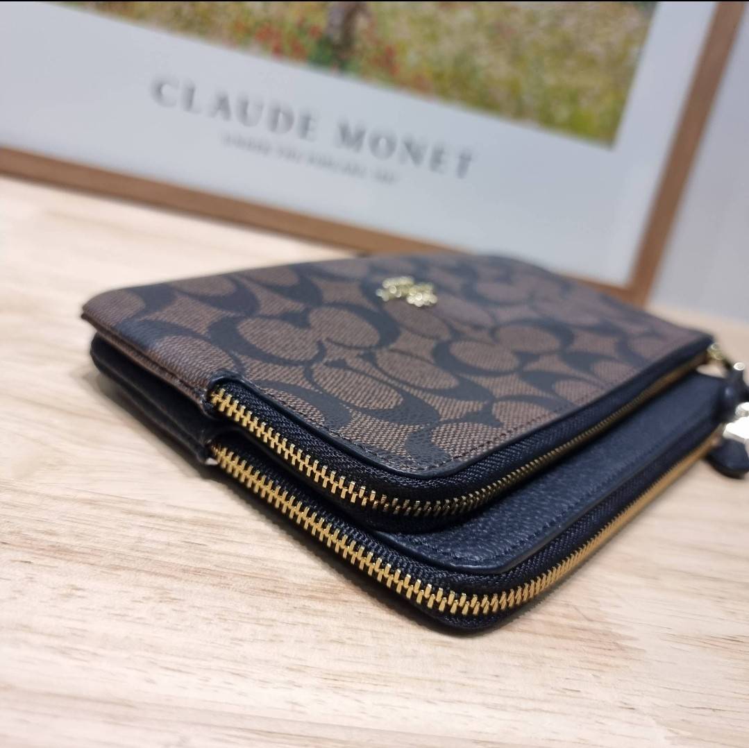 COACH DOUBLE ZIP WALLET IN SIGNATURE CANVAS / C5576 / C5610 / C7313 พร้อมส่ง 8 สี ใหม่ล่าสุด คอล 2023 กระเป๋าคล้องมือใบใหญ่ ดีไซน์ใหม่เล่นระดับ เพิ่มลูกเล่นและดีเทลให้ดูน่าใช้ยิ่งขึ้น