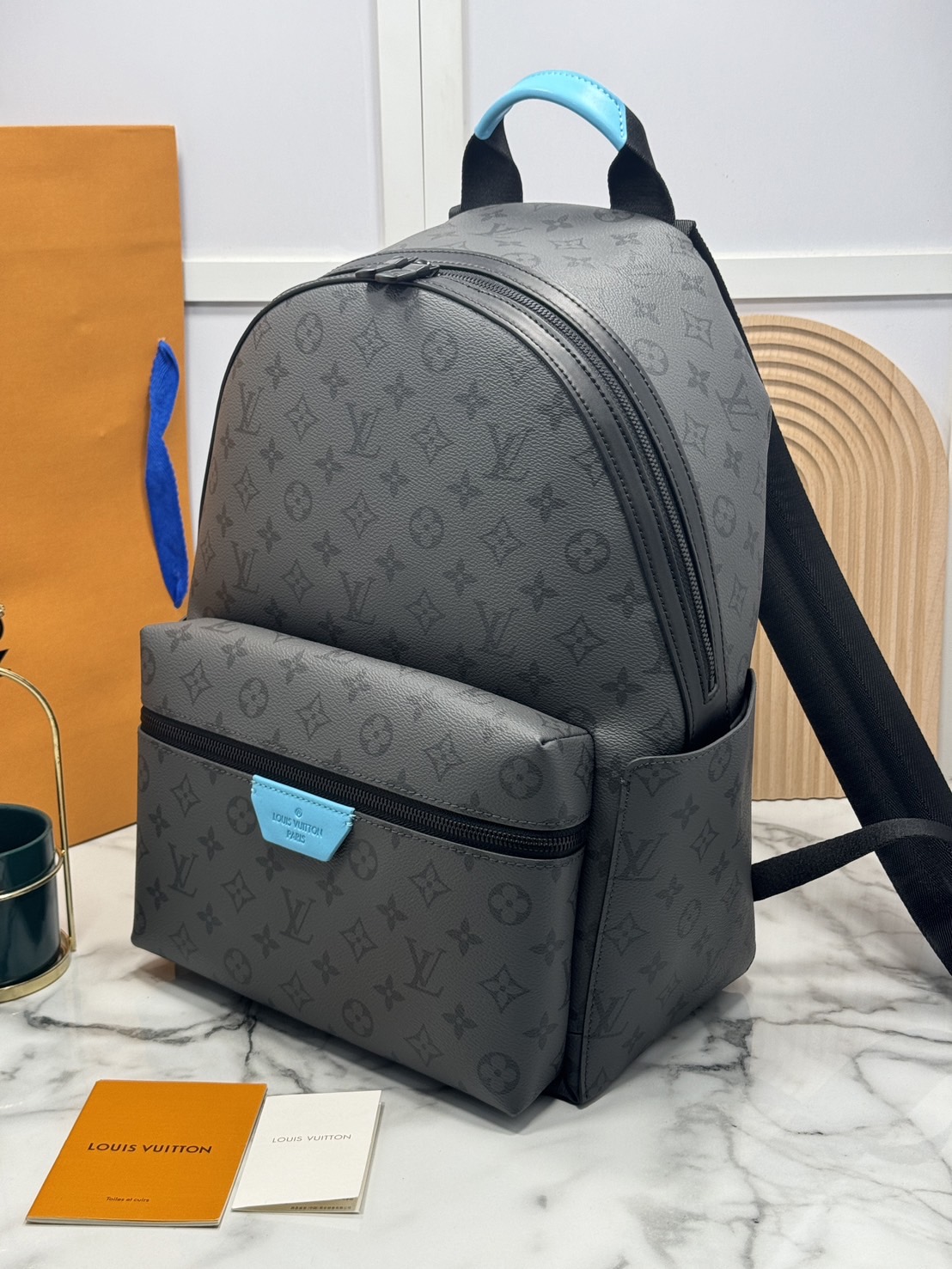 LV Discovery Backpack Turquoise Monogram Eclipse กระเป๋าเป้สะพายหลัง โทนสีใหม่คลาสสิก พื้นลายโมโนแกรมเทาดำตัดสายหนังสีฟ้า Turquoise สดใสสวยงามอย่างลงตัว เติมความมีชีวิตชีวาให้กระเป๋าแสนคลาสสิก