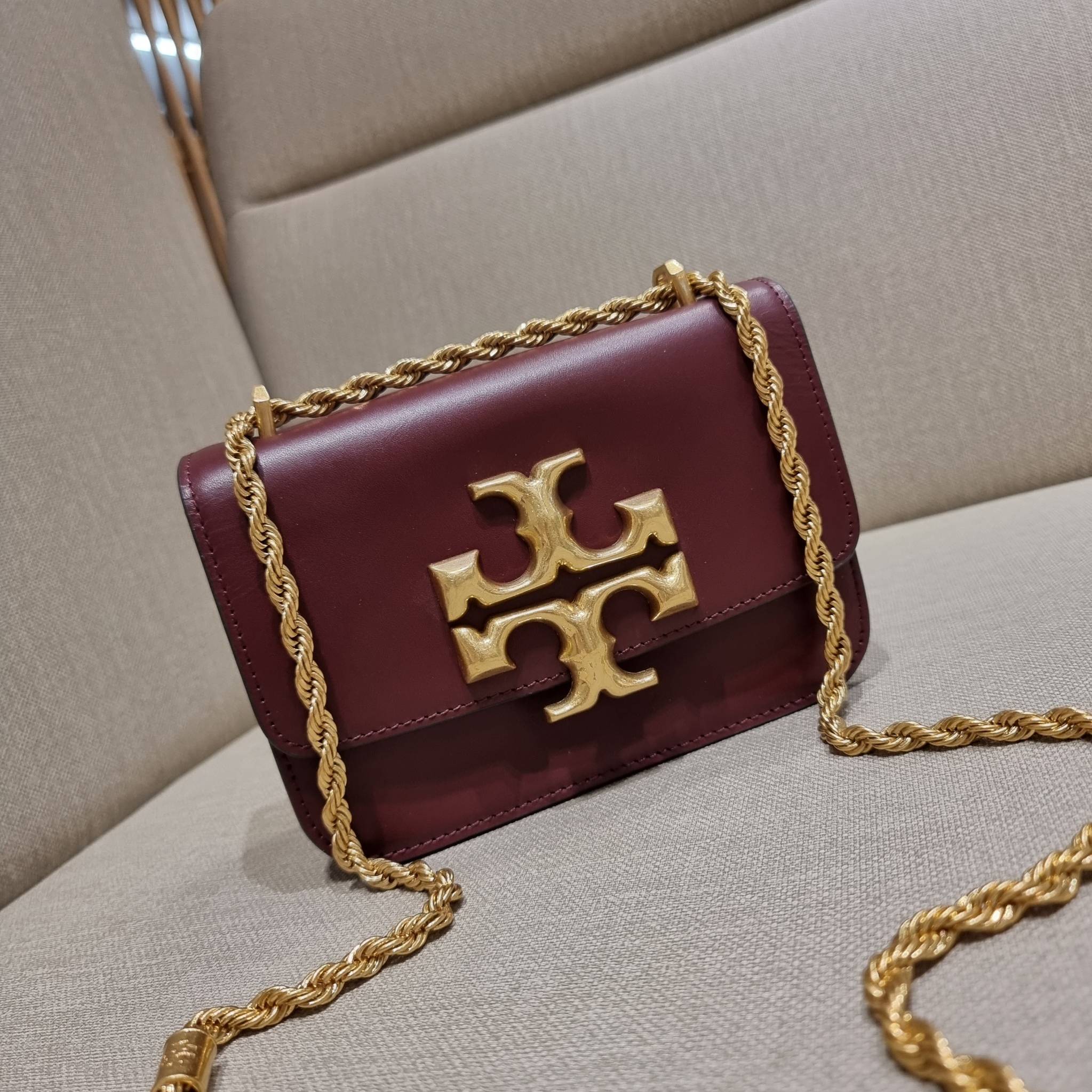 TORY BURCH ELEANOR SMALL CONVERTIBLE SHOULDER BAG ฮอตไอเท็ม รุ่นนี้ขายดีขายหมด สวยหรู คุณหนู ผู้ดี!! หายากมากแล้วน้า กระเป๋าสะพายข้าง ดีไซน์อยู่ทรง ขนาดกำลังสะดวกใช้สำหรับสาว วัสดุหนังแท้เต็มใบ สีทูโทน เปิด-ปิดด้วยแถบแม่เหล็ก ภายในแบ่งสัดส่วนได้เป็นอย่างด