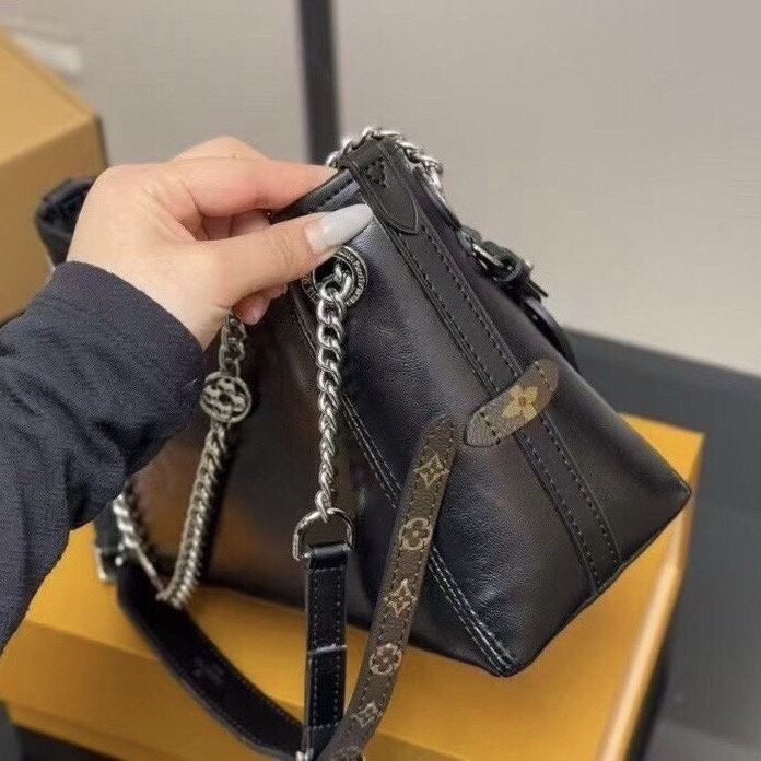 LV CarryAll Vibe BB ใหม่ล่าสุด กระเป๋าสะพายทรงโท้ทไซส์เล็ก สวยหรูดีไซน์เรียบง่ายคลาสสิค ดูผู้ดี รูปทรงสวยตลอดกาล ใช้ได้กับทุกลุค ทุกโอกาส