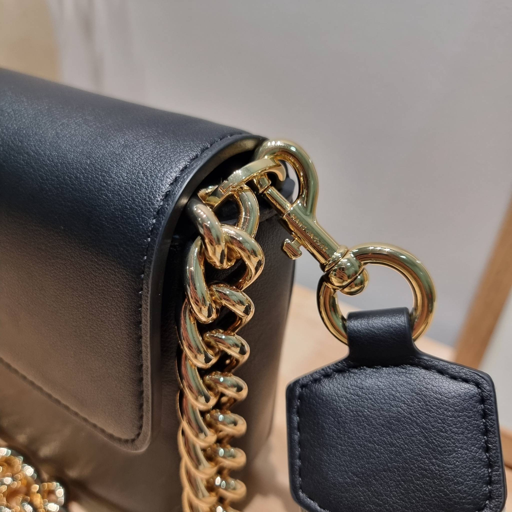 MARC JACOBS THE J MARC SHOULDER BAG คอลเลคชั่นใหม่ล่าสุด สวยฟาดกว่าใคร ใบไหนๆก็ต้องหลีก กับกระเป๋าสะพายไหล่สุดหรู รูปทรงใช้งานง่าย ดีไซน์เรียบ แต่แฝงไปด้วยความผู้ดี ดูแพง