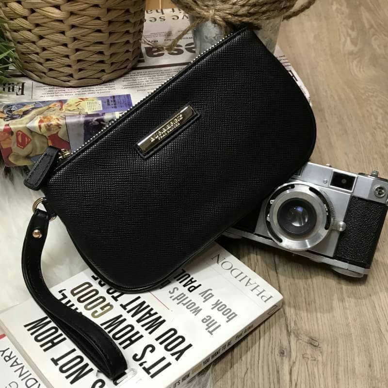 BURBERRY FRAGRANCES SIMPLE PURSE WRISTLET Gift With Purchase Limited Edition พรีเมี่ยมกิ๊ฟจากเคาน์เตอร์น้ำหอม BURBERRY FRAGRANCES วัสดุหนัง Saffiano สีดำประดับโลโก้แบรนด์สีทอง มีสายคล้องมือ เปิดปิดด้วยซิป ภายในมีโลโก้ สามารถใส่มือถือได้ทุกรุ่น ใส่แบงก์พัน