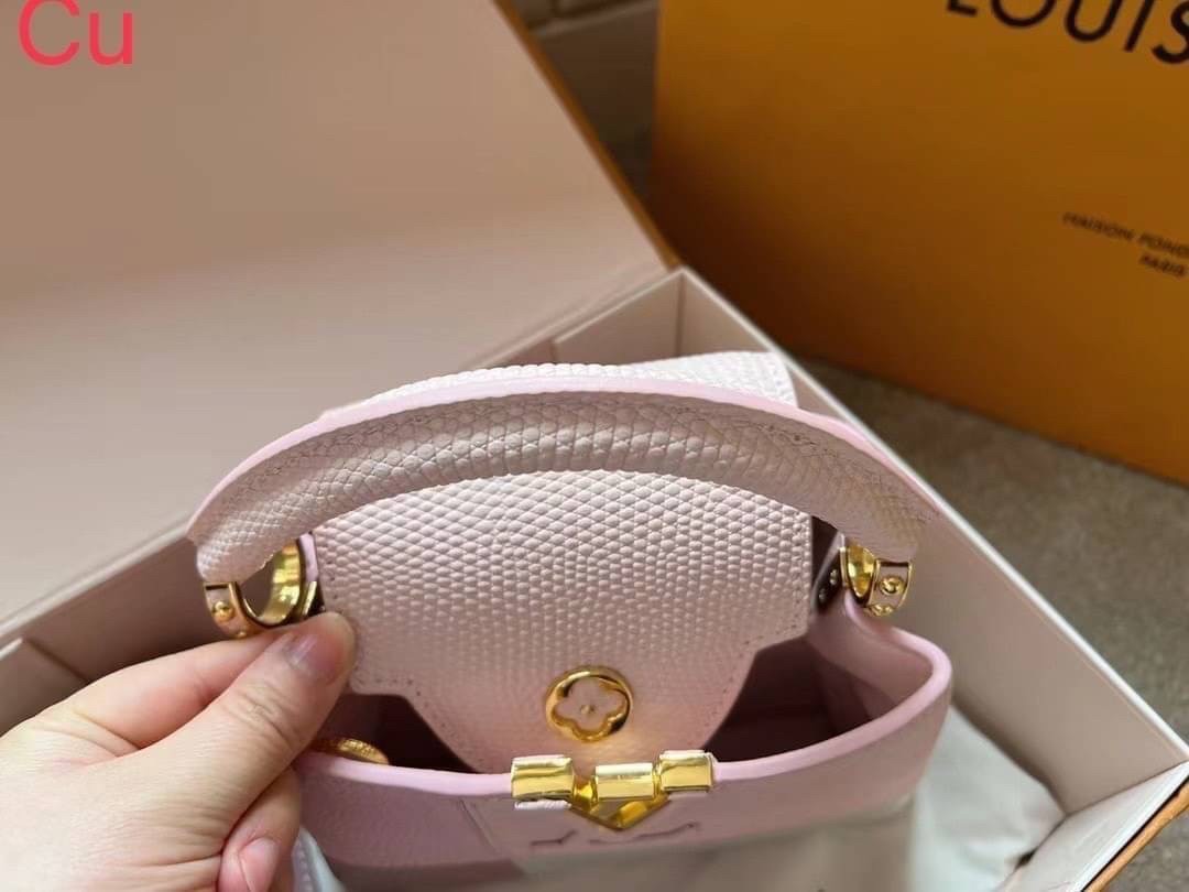 LV CAPUCINES top handle 8" ที่สุดของความสวยในราคาเบาๆ กระเป๋าถือสุดหรู สีสวยขับผิว ทำให้ไอเท็มนี้สะกดทุกสายตาจริงๆ มาพร้อมหูจับดีไซน์ทรงคลาสสิค ดีงามม้ากกกก!! ด้วยรูปทรงวินเทจ พร้อมส่งครบ box set ในราคาที่คุ้มที่สุด จัดเถอะค่า ยืนยันว่าสวยคุ้ม!!