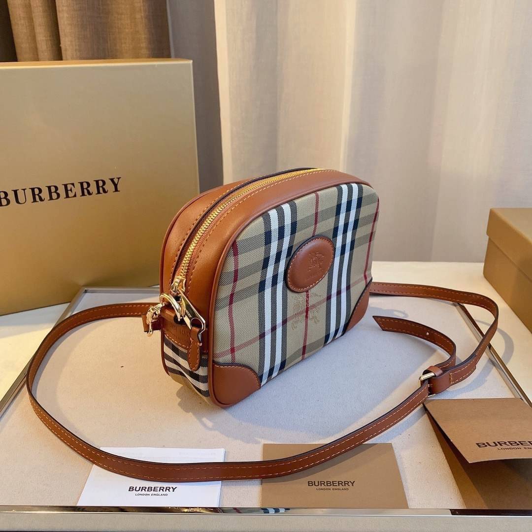 BURBERRY CROSSBODY VINTAGE BAG กระเป๋าสะพายทรง camera ซิปบน ลายซิกเนเจอร์แบรนด์ มาพร้อมสายสะพายยาวครอสบอดี้ งานสวยเป๊ะปั๊มทุกจุด สวยอยู่ทรง เปิดปิดด้วยซิปยาว ภายในมีช่องแบ่งเป็นสัดส่วน สามารถใส่มือถือ iphone เงิน ของจุกจิกได้ สายสะพายหนังยาวปรับระดับได้ อ