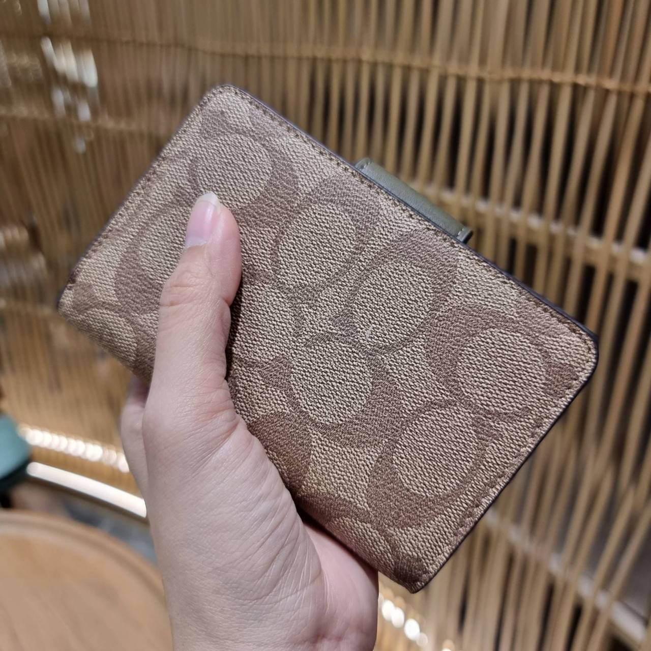 COACH C0082 MEDIUM CORNER ZIP WALLET IN SIGNATURE CANVAS ดีไซน์ใหม่ล่าสุด!! กระเป๋าสตางค์ใบกลาง 👛 ขนาดกำลังเหมาะมือ วัสดุหนังแคนวาสเคลือบลาย ดูแลรักษาง่าย มีช่องใส่บัตรและธนบัตรครบ และช่องซิปแยกไว้ใส่เหรียญ ครบเซ็ทแบบนี้เหมาะส่งต่อเป็นของขวัญที่สุ