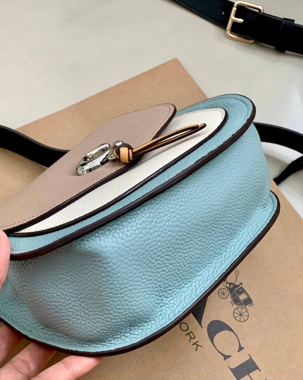 OUTLET 】COACH REMI SADDLE BAG IN COLORBLOCK ((1330)) รุ่นแนะนำ คลาสสิคน่าใช้มากๆ วัยใสๆใช้ดีค่ะ 😘 พร้อมส่งที่ไทยอีกครั้ง! กระเป๋าสะพายข้าง//ครอสบอดี้ร์//หรือทบเป็นสายคู่สะพายไหล่ได้ค่ะ แล้วแต่ชอบเลยค่ะ! วัสดุหนังแท้ ลายหนังสวยมากๆค่ะรุ่นนี้ หลงรัก