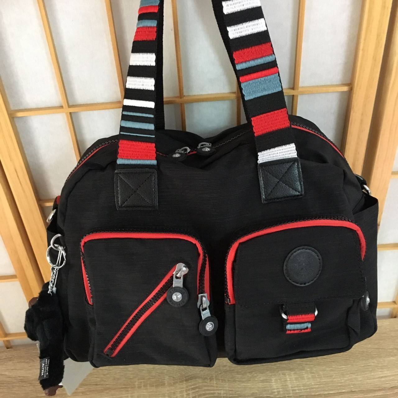 Kipling K13636 Defea Handbag ใช้สำหรับถือ/สะพายข้างได้ค่ะ สายถอดออกได้ ด้านหน้ามี 2 ช่องซิปและยังช่องซิปเชียงและช่องอื่นอีก ด้านหลังมีอีก 1 ช่องซิปยาวค่ะ ปากกระเป๋าหลักด้านบนปิด 2 ซิป ก้นมีฟองน้ำกันกระแทก มีช่องซิปอีก 1 ช่อง ช่องเล็กอีกตามรูป ใช้ได้ทุกโอก