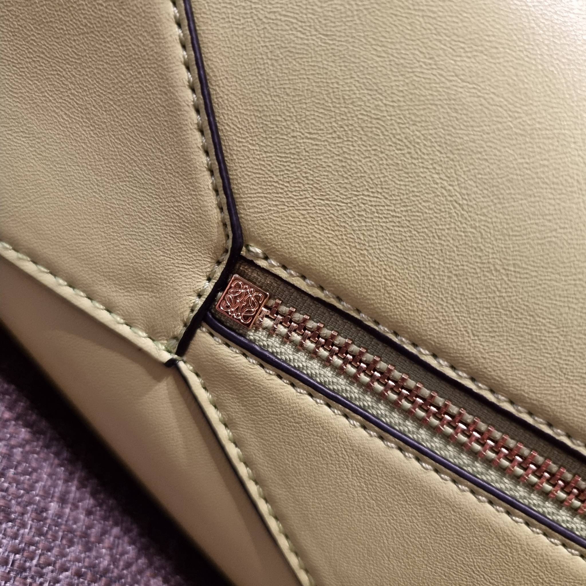 LOEWE PUZZLE HOBO BAG ใหม่ล่าสุด กับแบรนด์ที่มีดีไซน์โดดเด่นเป็นเอกลักษณ์ สวยหรูทุกรุ่นจริงๆ!! กระเป๋าสะพายโฮโบ ทรงสวย สไตล์พัซเซิลคลาสสิค วัสดุหนังวัวฟอกสี นิ่มมือ ฟินมาก!! เปิดใช้งานด้วยซิป ที่ภายในโล่งกว้าง ใส่ของสำคัญได้ครบไม่มีพลาด แบบสบายๆ มาพร้อมสา