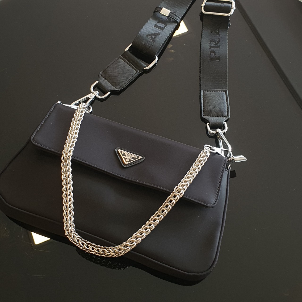 Prada nylon crossbody bag พร้อมส่งรุ่นใหม่ New Arrival จากแบรนด์ Prada ทรง shoulder bag ทรงยอดฮิตของคุณผู้หญิงเลยค่ะ มาพร้อม2สาย สายสปอร์ตและสายโซ่ วัสดุทำจากผ้าNylon อย่างหนา กันน้ำได้คะ