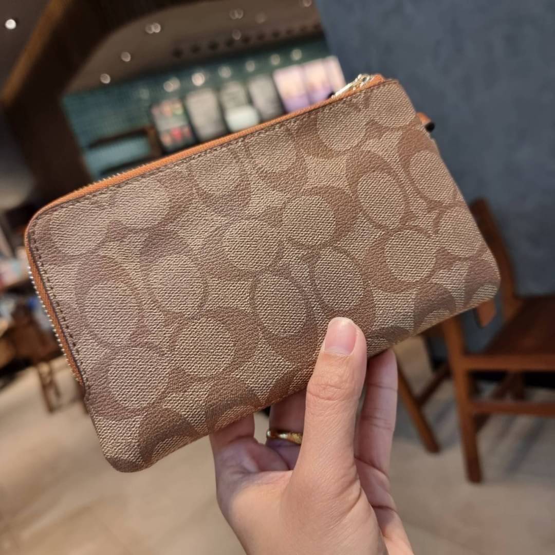 COACH F87591 DOUBLE CORNER ZIP WALLET IN SIGNATURE COATED CANVAS คล้องมือรุ่น 2 ซิป!! มาแล้วจ้า 🌟🤗 ไซส์นี้คือเหมาะมือจริงๆ พกง่ายเช่นเคย ไม่ต้องกังวลว่าจะเกะกะหรือกินพื้นที่กระเป๋าหลัก วัสดุหนังแคนวาสเคลือบลาย มีช่องหลักแยก 2 ช่อง ภายในบุผ
