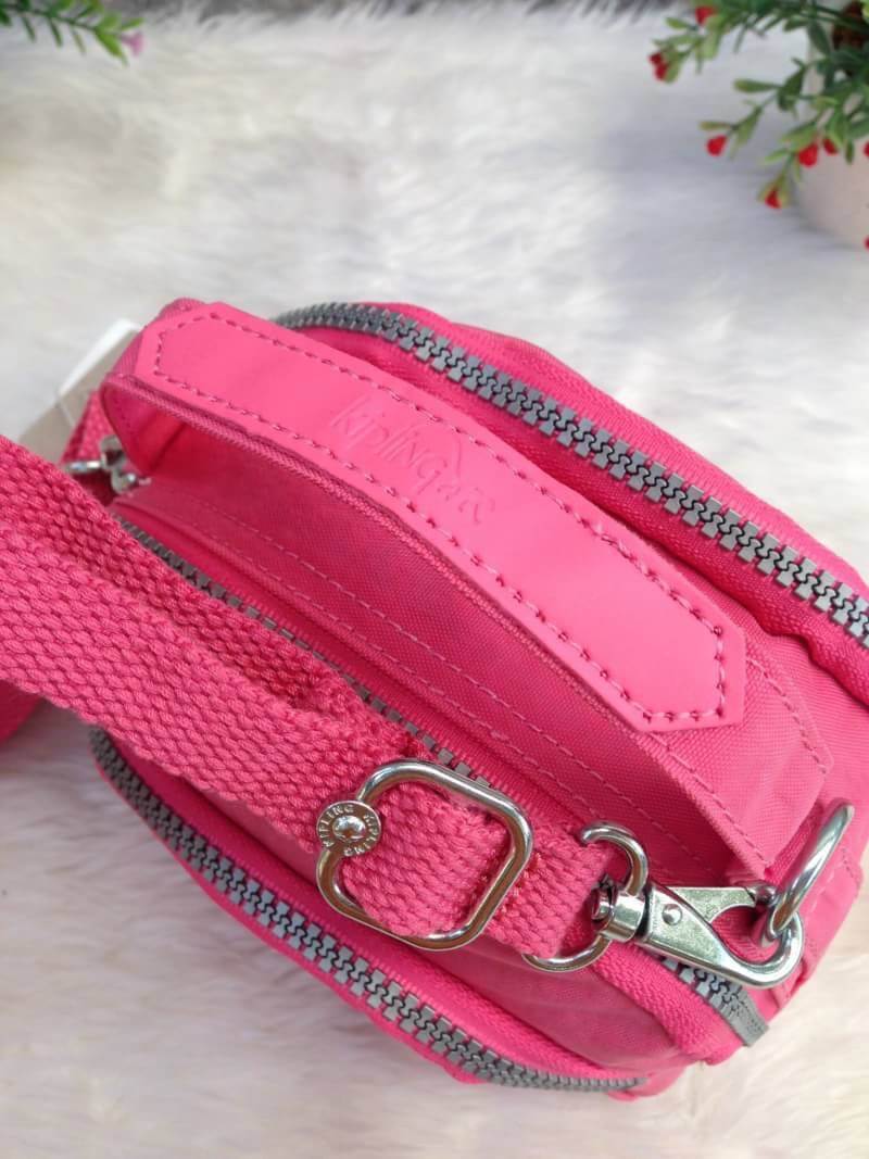 Kipling Mini Shoulder Bag K13869 Outlet Hongkong กระเป๋าสะพายไหล่ใบเล็กน่ารัก วัสดุผ้าไนล่อนกันน้ำอย่างดีตามแบบฉบับแบรนด์ แบ่งเป็นช่องซิป 3 ช่อง มีหูจับ ด้านในบุผ้าแบรนด์ มาพร้อมพวงกุญแจน้องลิง ใบนี้จุของได้เยอะน้ำหนักเบาค่ะ เหมาะมากกับการสะพายไปเที่ยวชิว