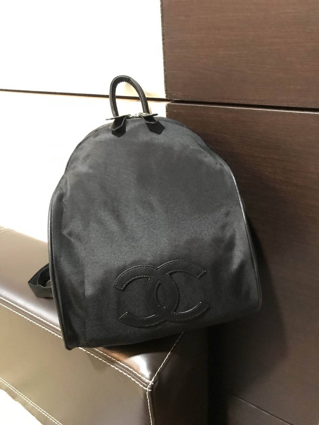 Chanel VIP Gift Backpack (พร้อมส่งโลโก้ขาว) สินค้าเป็นของแท้ ใหม่จากเค้าเตอร์เครื่องสำอาง/น้ำหอมแบรนด์ กระเป๋าเป้ของแท้จาก Chanel VIP Gift Bag วัสดุไนล่อน หัวซิปทำจากหนังปั้มชื่อแบรนด์ ด้านในเป็นช่องกว้าง และมีช่องซิปเล็ก ตัวสายสะพายด้านหลังเลื่อนปรับได้ค
