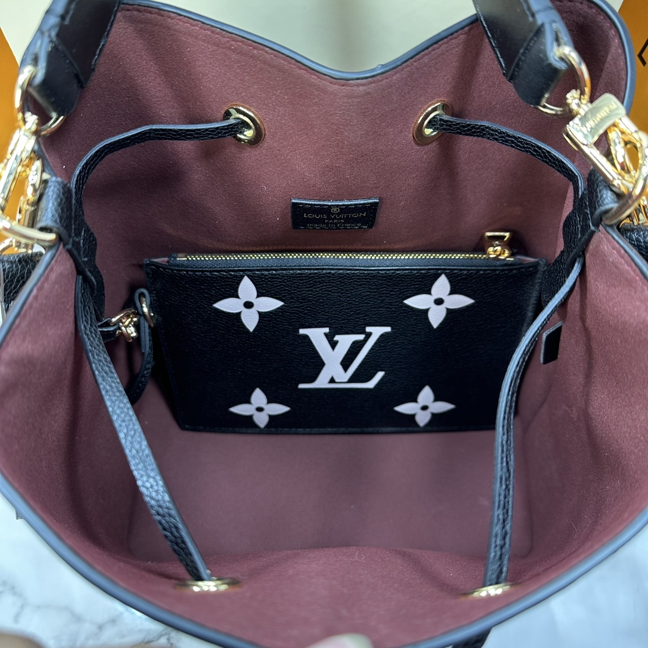 ORI หนังแท้ | LV NeoNoe MM Bucket bag Monogram Flower กระเป๋าสะพายทรงบัคเก็ต เอกลักษณ์ LV และลาย Monogram Flower อันโดดเด่นเพิ่มสไตล์ มีเสน่ห์ชวนหลงใหล