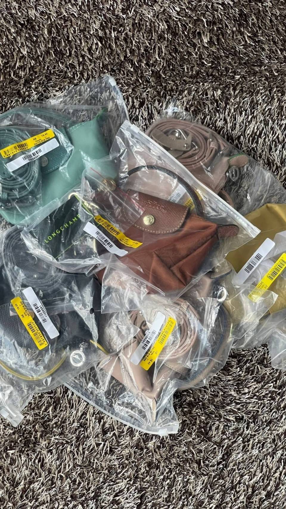 LONGCHAMP LE PLIAGE ORIGINAL Pouch with handle กระเป๋าถือขนาดมินิทรงpouch ให้ความหรูหราจาก Le Pliage (เลอ ปลิยาจ) ในขณะที่ที่ปิดแบบซิปช่วยให้คุณมั่นใจได้