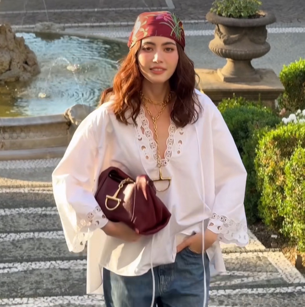 Gucci Softbit medium top handle bag กระเป๋าทรงโฮโบโฉมใหม่ อะไหล่เป็นเอกลักษณ์ของแบรนด์ในรูปแบบ Horsebit ครึ่งรูปขนาดใหญ่ หรูหราและใช้งานสะดวก รูปทรงสไตล์สบายๆ หนังลายเกรนสวยหรูนุ่มนวลพร้อมเท็กเจอร์อันโดดเด่น