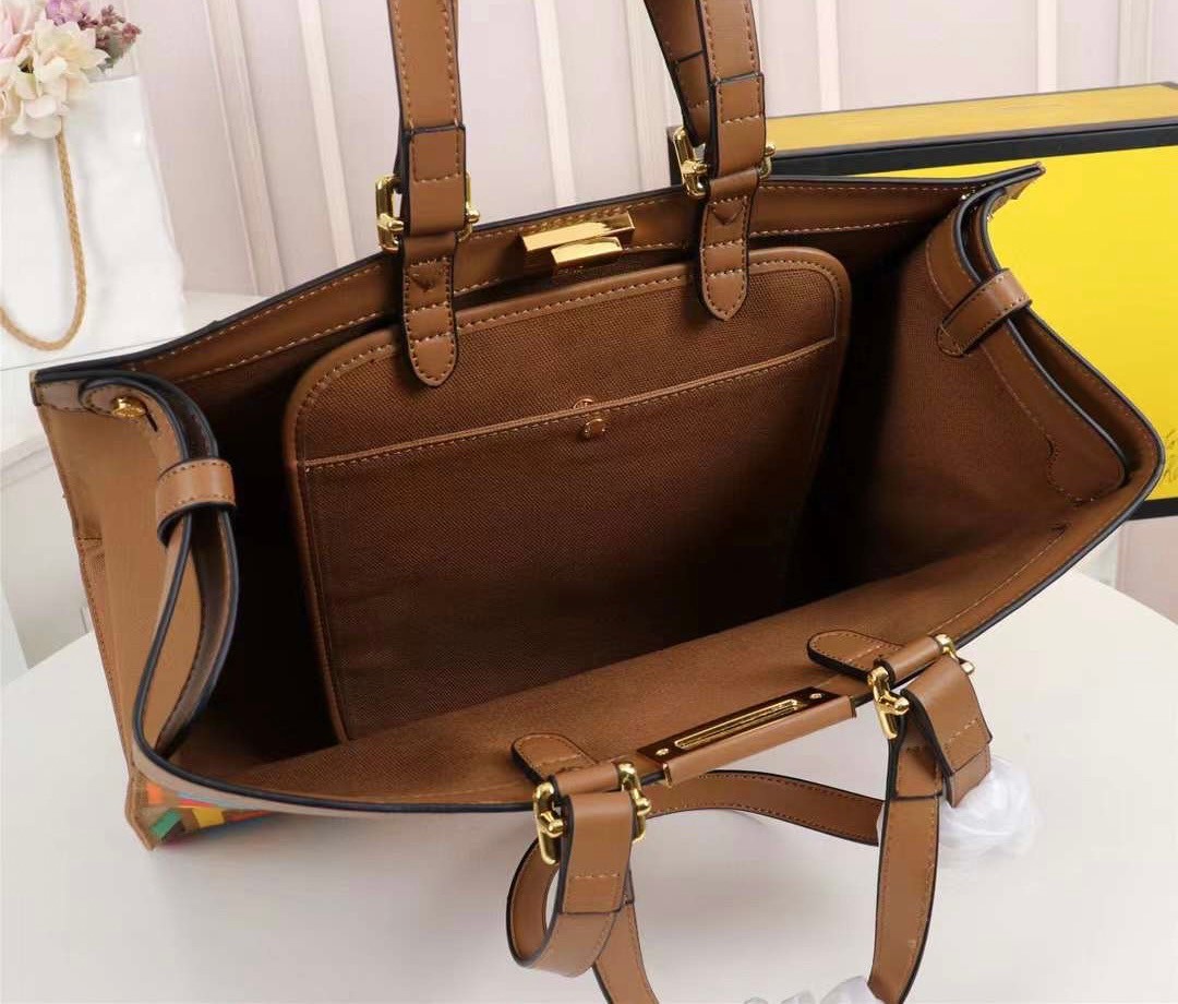 FENDI PEEKABOO X-TOTE BAG Multicolour 40cm เกรดเทพออริจินอล FENDI MONOGRAM SHOPPING BAG สวยมงลงมากค่ะ กระเป๋าสะพายข้างได้ ถือได้ ใบใหญ่ลายโมโนแกรม FF สวยมากทรงนี้ใช้เป็น everyday bag ได้ จุใจใส่ของได้เยอะ ตัวกระเป๋าผลิตจากผ้าทออย่างดี อยู่ทรงสวย ภายในโล่ง