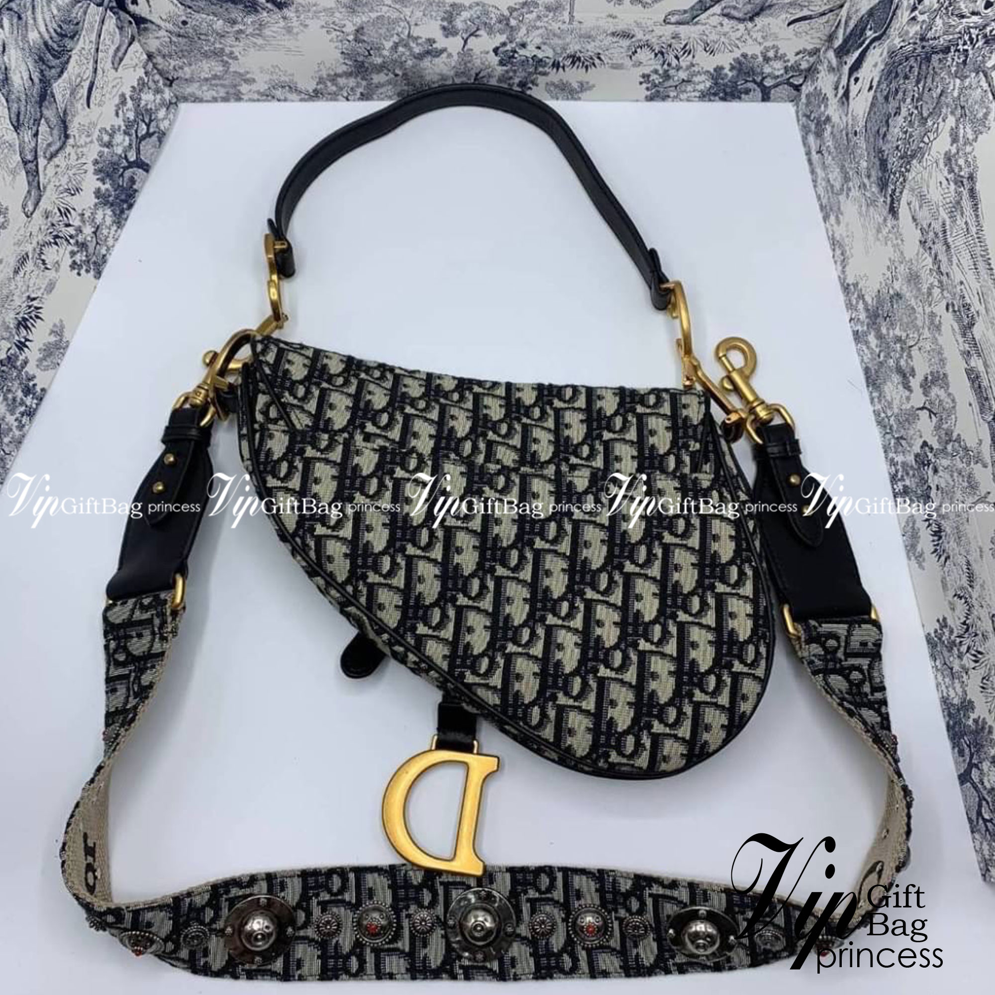 DIOR Saddle Bag Oblique Embroidery กระเป๋ารุ่นยอดนิยม ตามแบบฉบับแบรนด์ งานผ้าแจ็คการ์ดลาย Oblique ลูกเล่นห้อยด้วยตัวอักษร D ตรงหูหิ้วมีกิมมิค CD สีทอง มาพร้อมสายสะพายครอสบอดี้ เรียกว่าจะถือก็ปั้วะ จะสะพายก็ปังไม่ไหว เก็บทุกรายละเอียดงานเป๊ะมากค่ะ